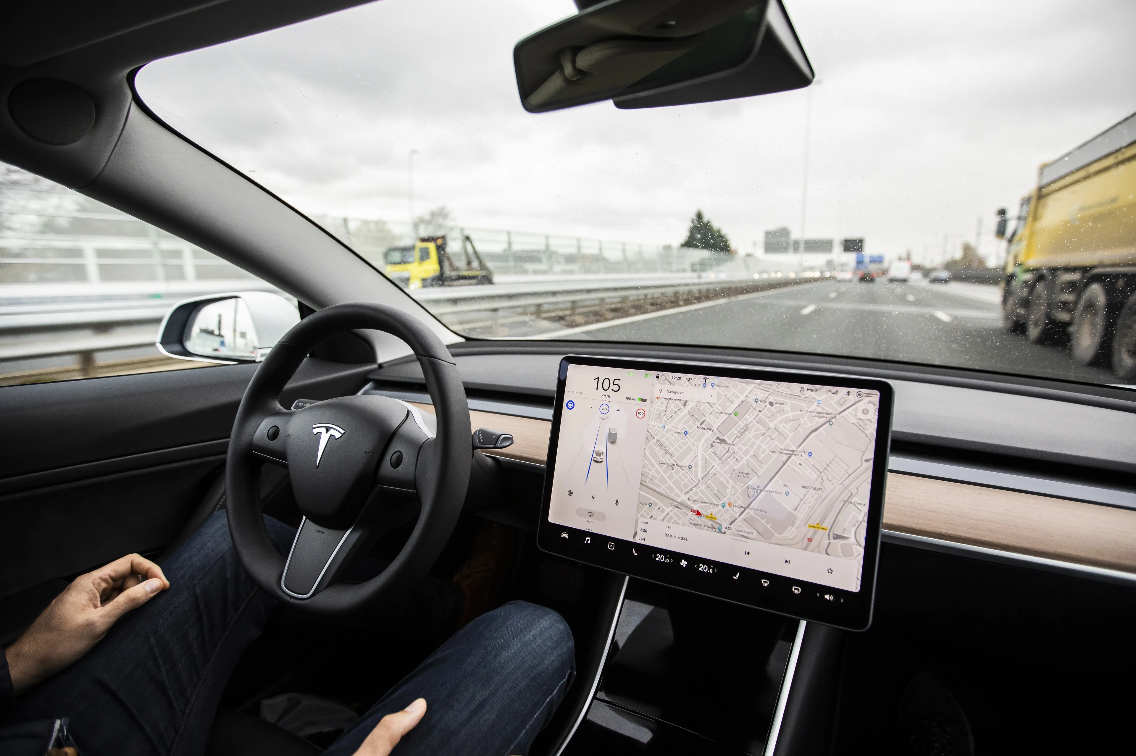 Primeur: zelfrijdende Tesla mag de Nederlandse weg op