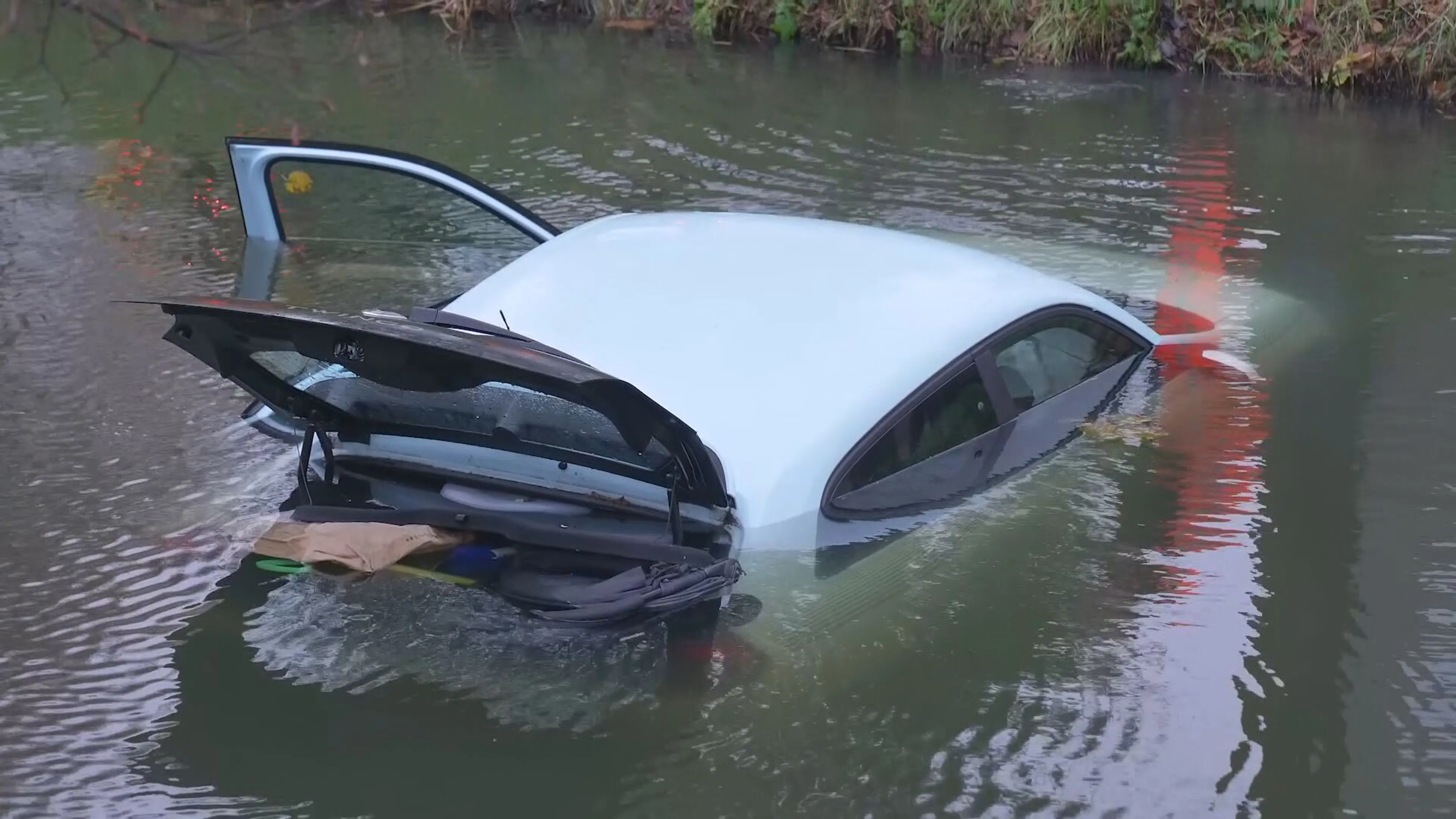 Auto met drie jonge kinderen rolt het water in in de Meern