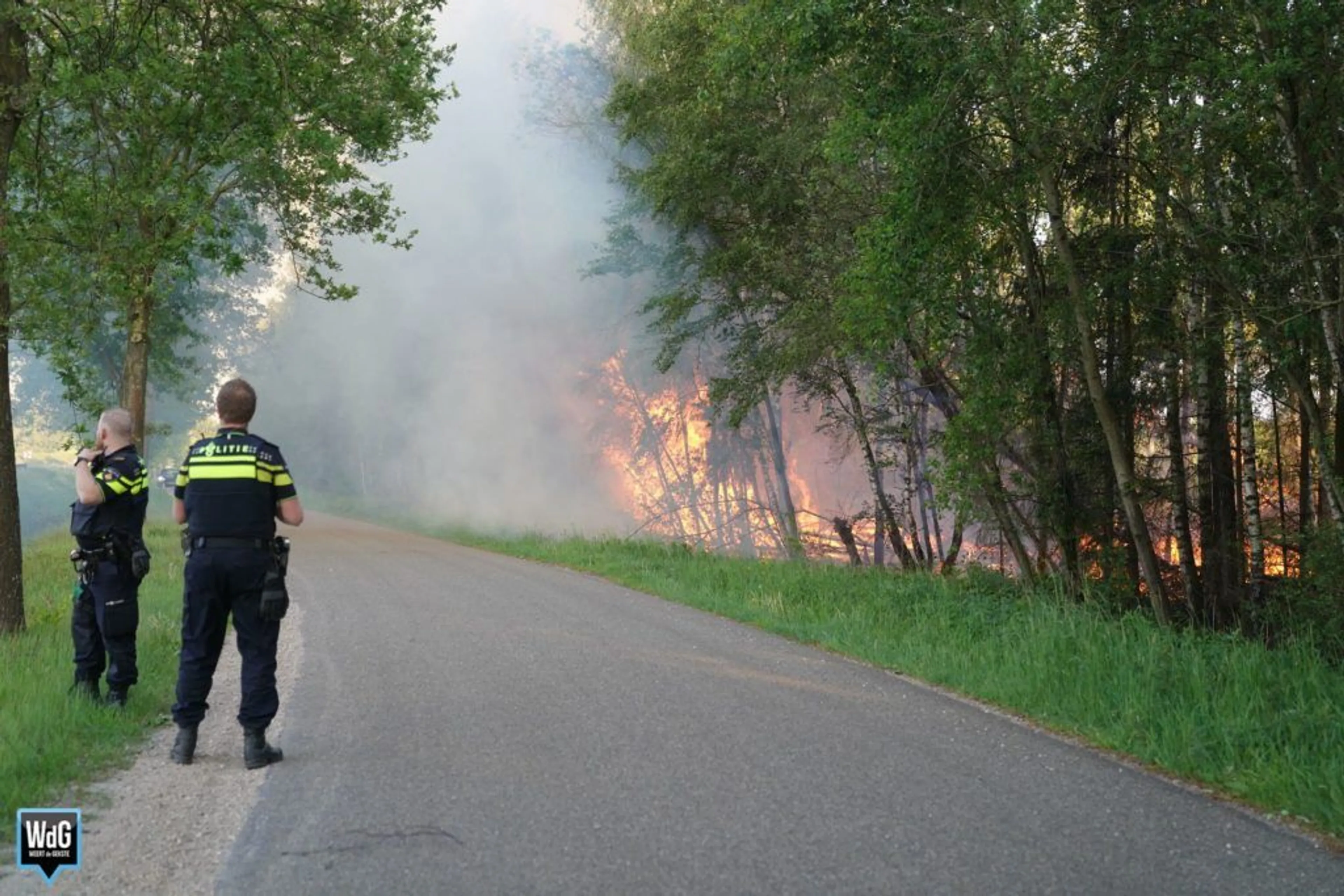 Natuurbrand nabij A2 ter hoogte van Weert, brandweer schaalt groot op
