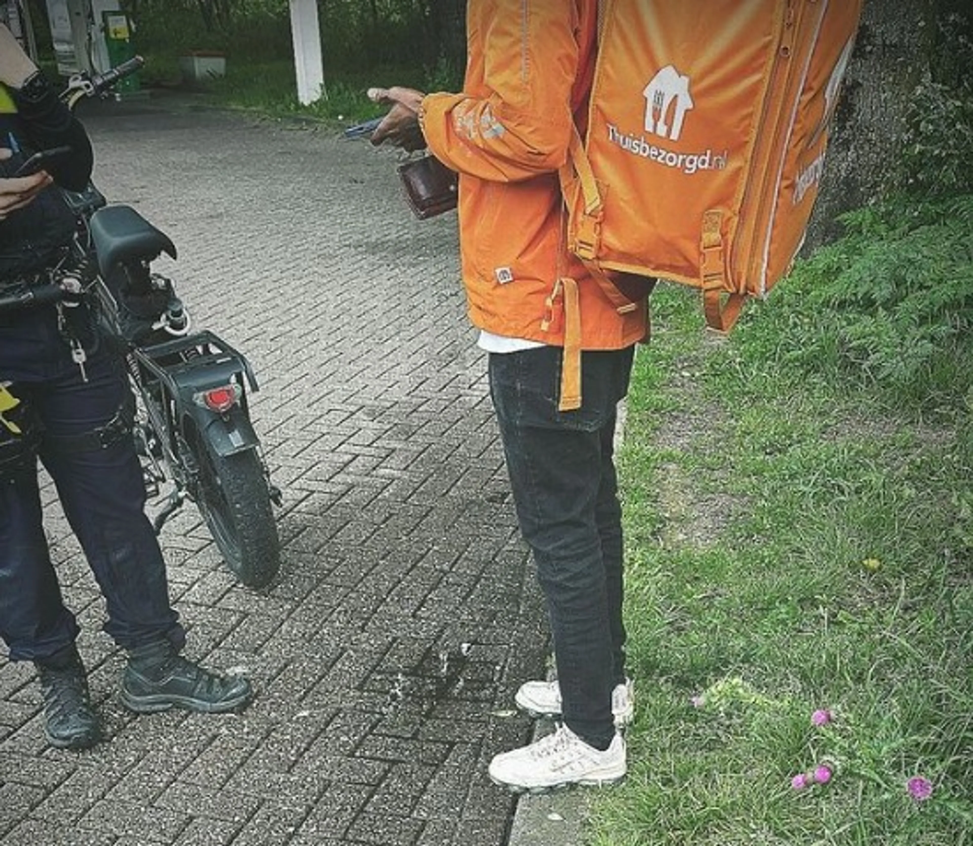 Foutje: maaltijdbezorger op fatbike via snelweg naar klant