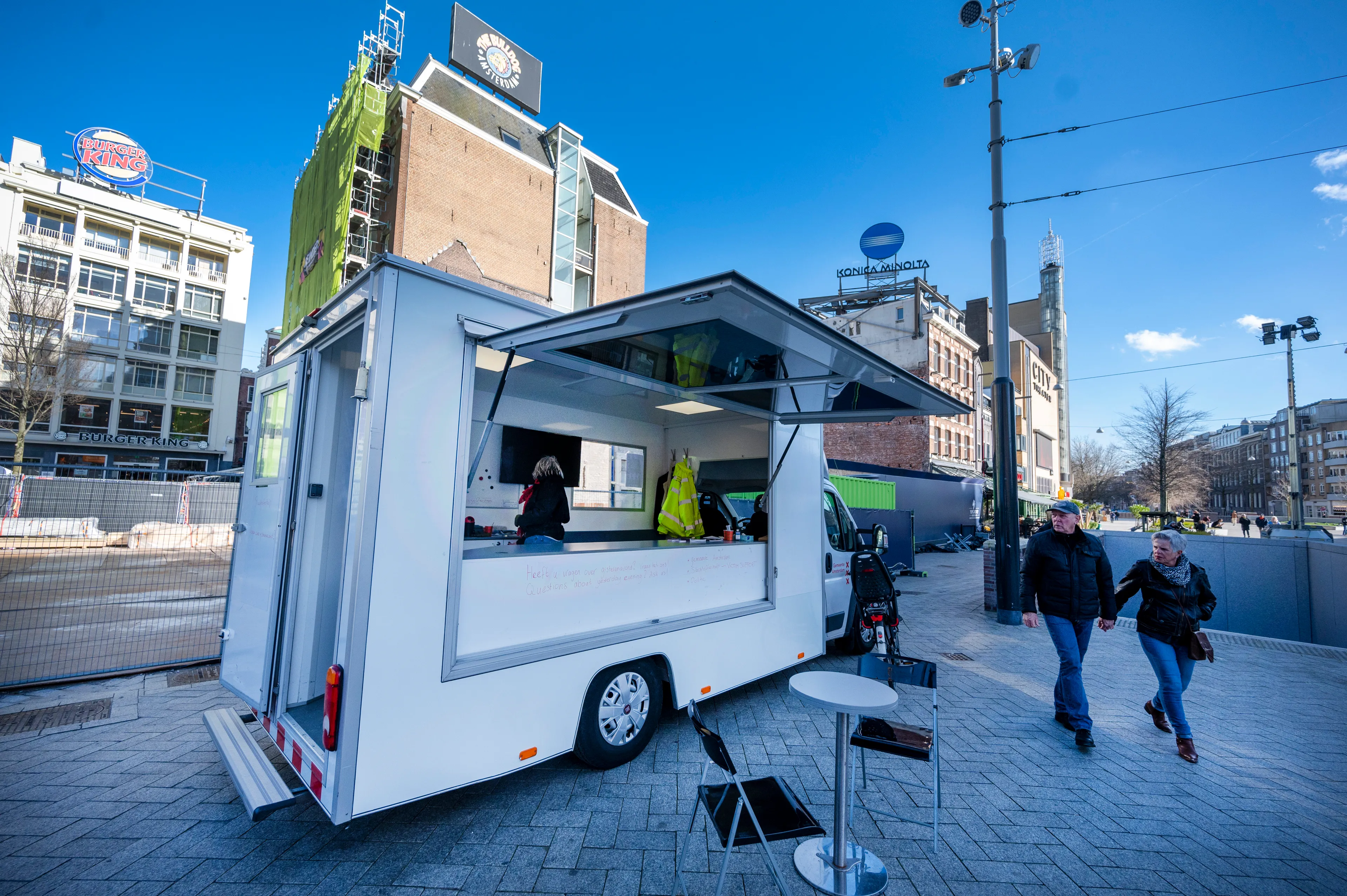 Tientallen mensen langs bij nazorgbus op Leidseplein