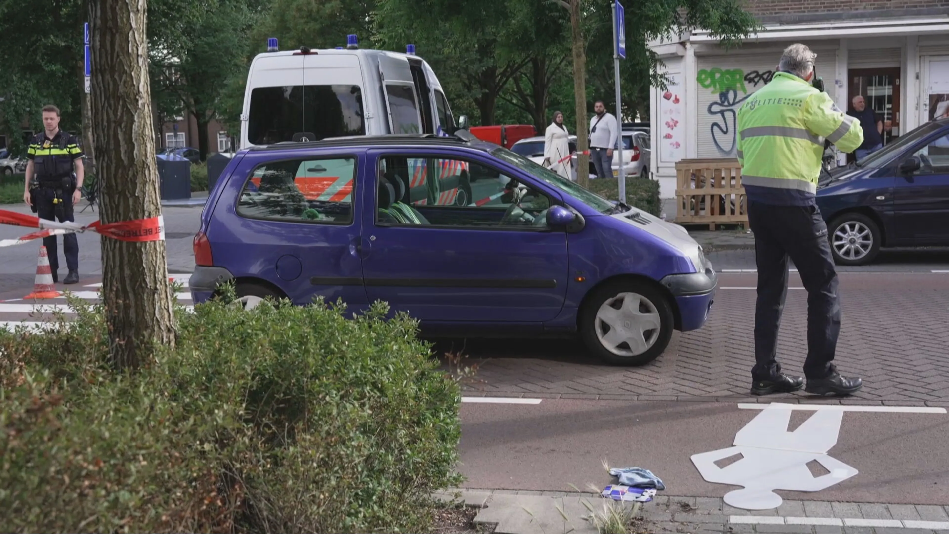 Voetganger naar ziekenhuis na aanrijding op zebrapad Schiedam