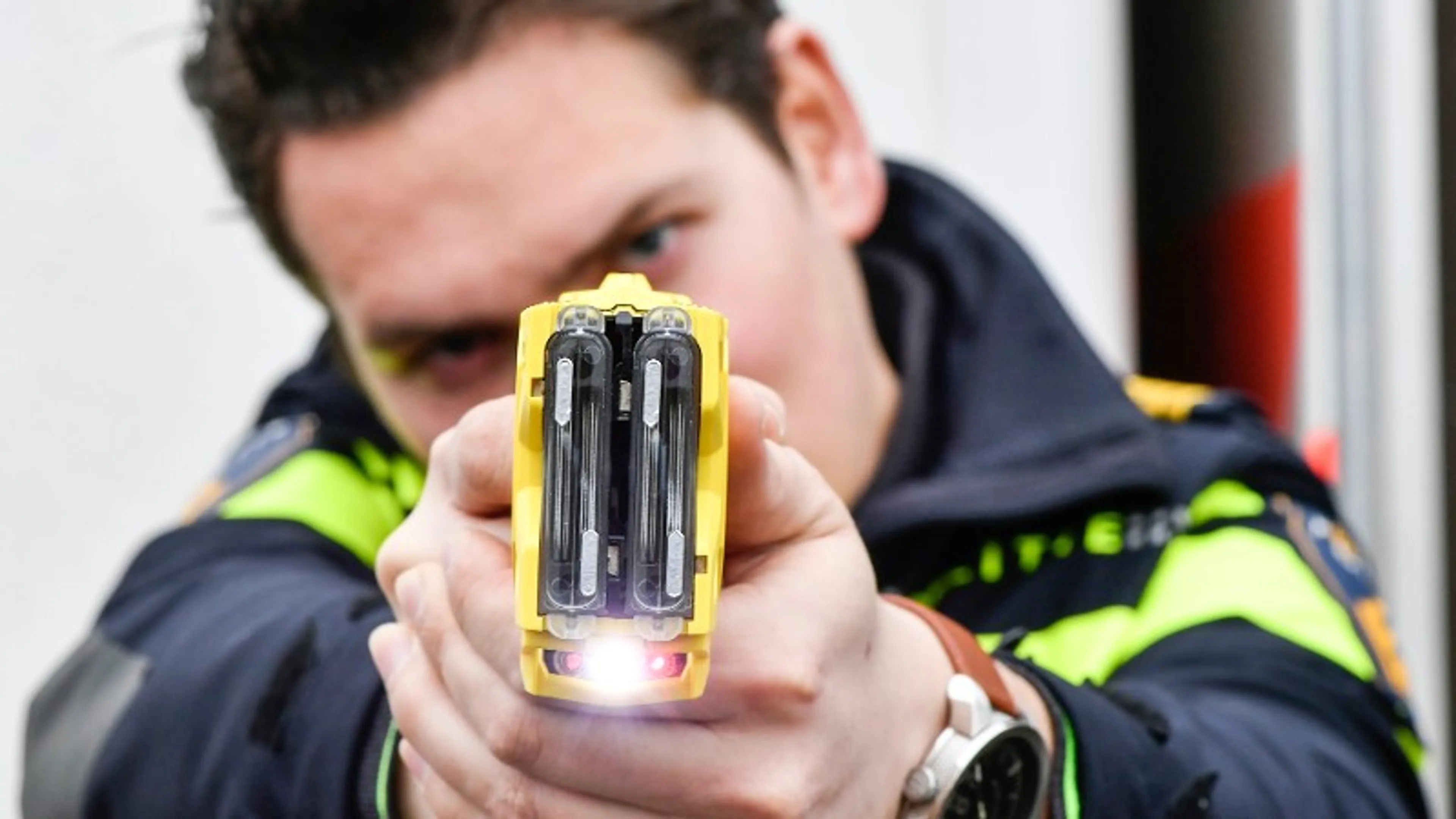 Politie tasert man (32) in Tilburg, verdachte naar het ziekenhuis