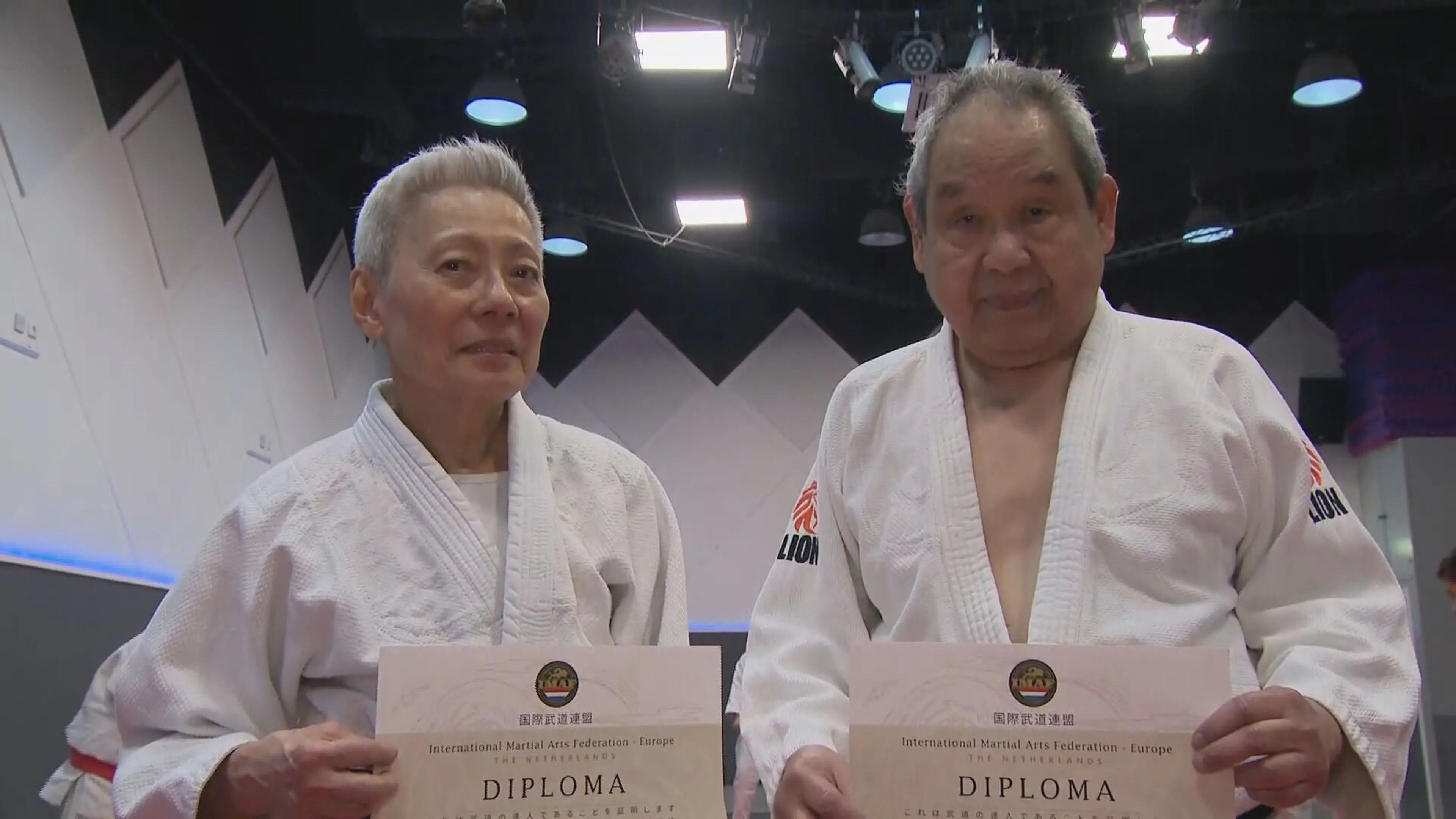 Bijzonder! 84-jarige Harry en zijn vrouw Giem (79) halen zwarte band judo