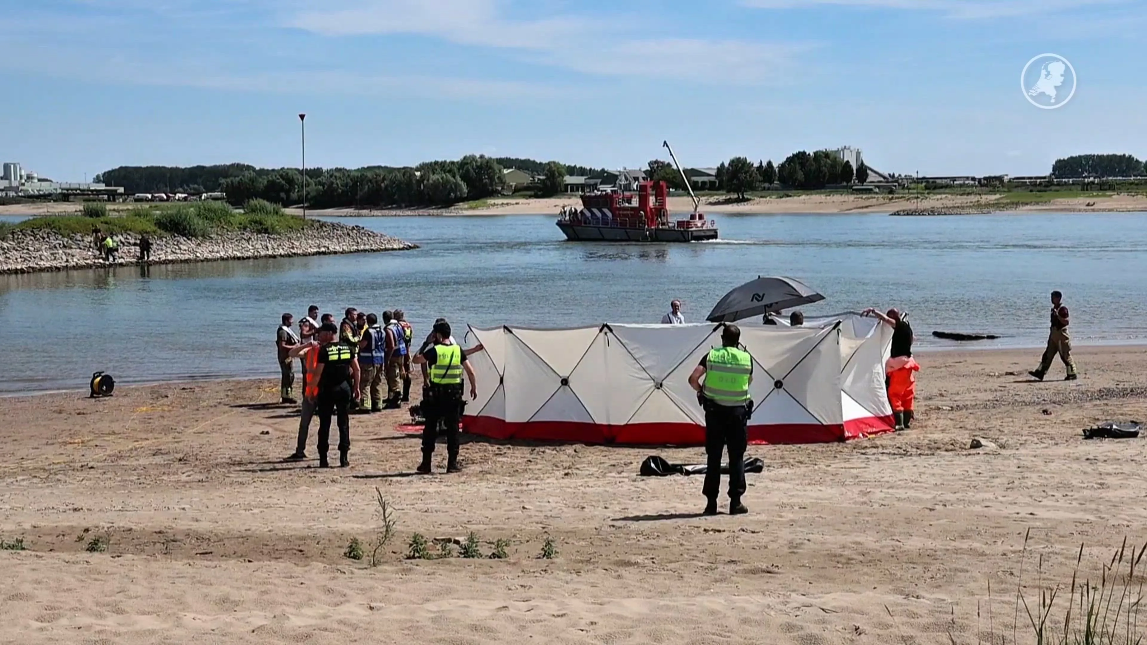 Vrouw verdronken in Waal nadat ze kinderen uit het water haalde