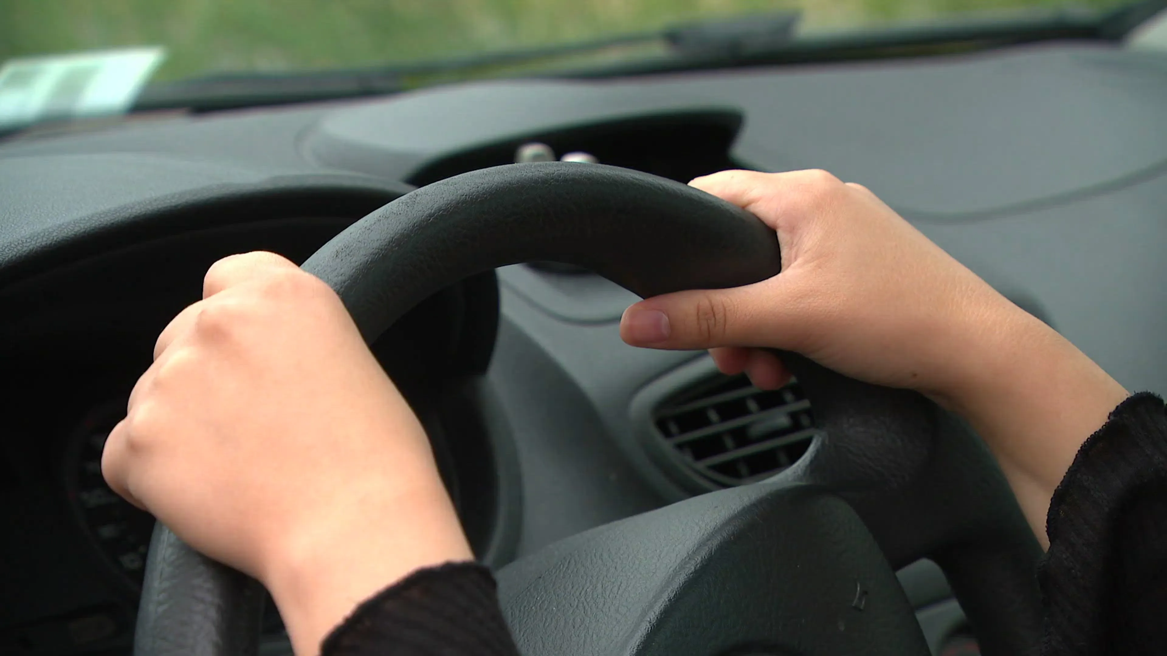 Nog steeds geen oplossing voor dakloze moeder Mila, die met baby in auto leeft