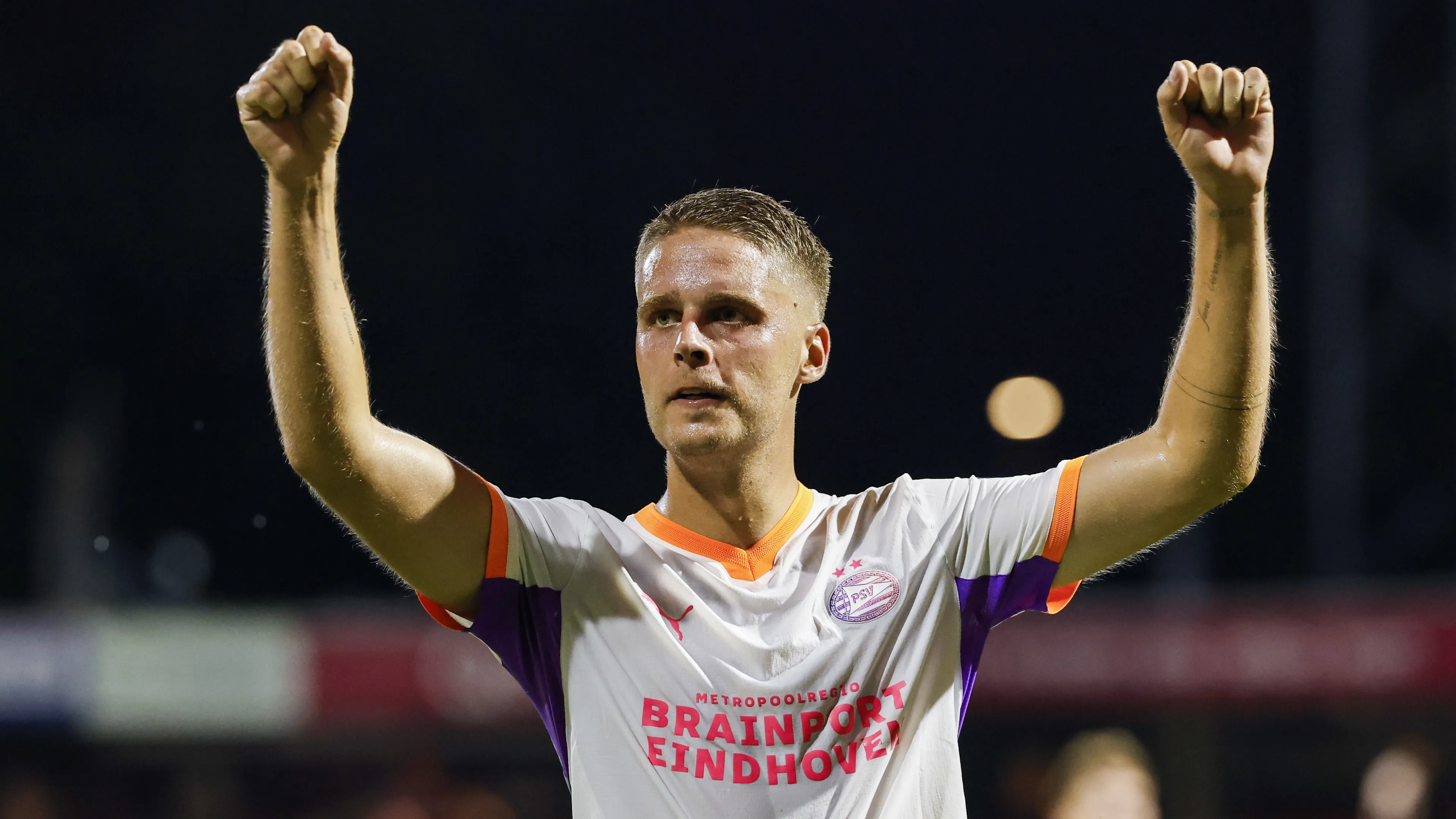 Middenvelder Veerman van PSV naar het Duitse Borussia Dortmund