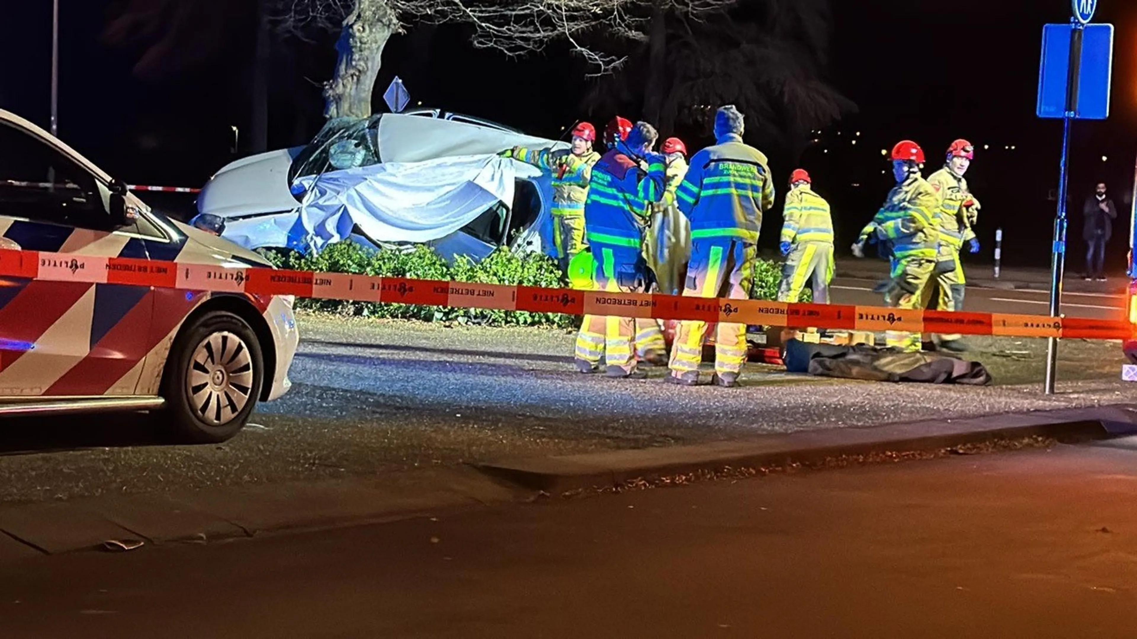 Bijrijder komt om het leven na botsing tegen boom in Maastricht