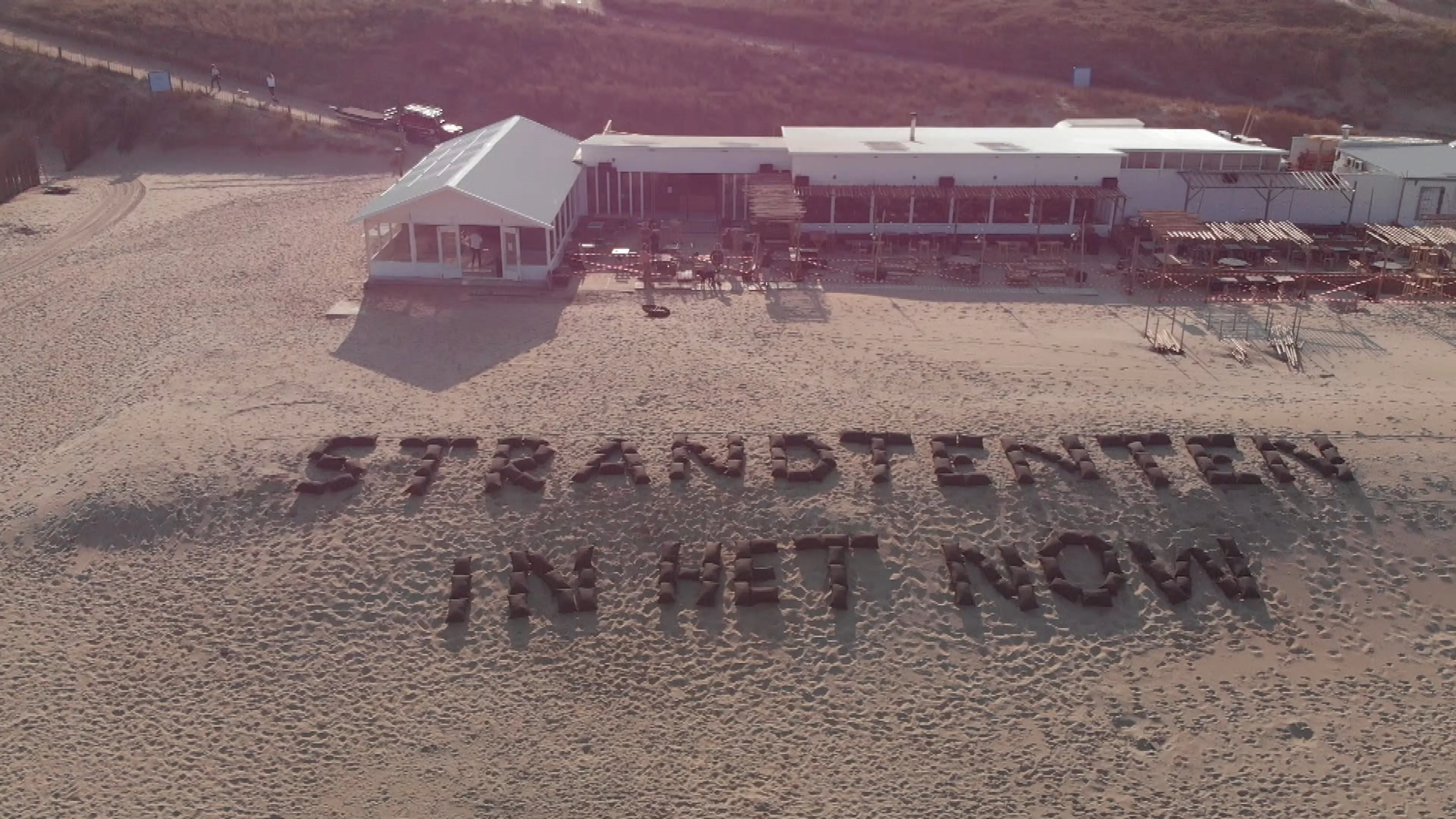Bedjes en surfplanken vormen noodkreet van strandtenten langs kustlijn