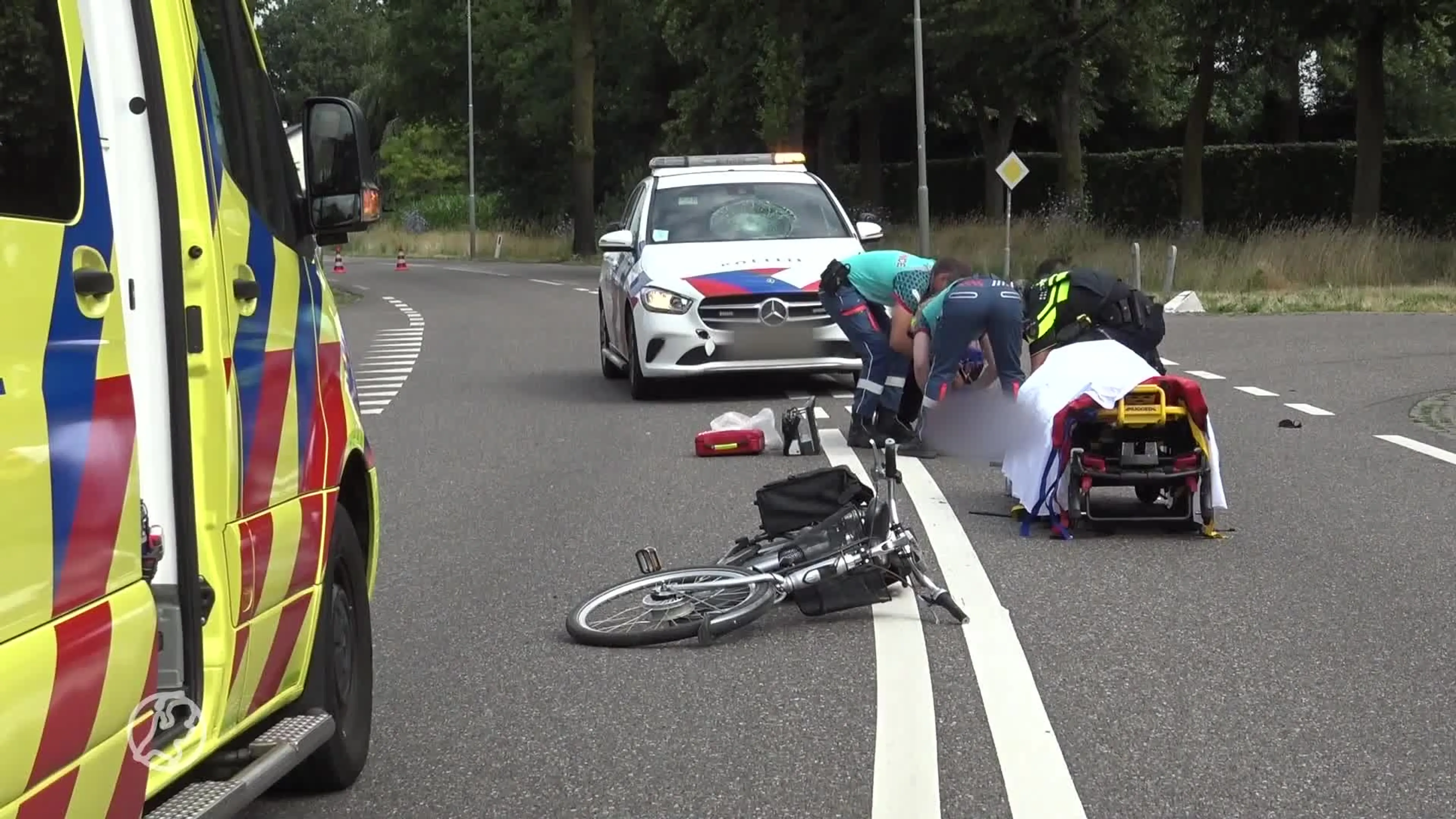 Fietsster raakt gewond na aanrijding met politiewagen in Ospel