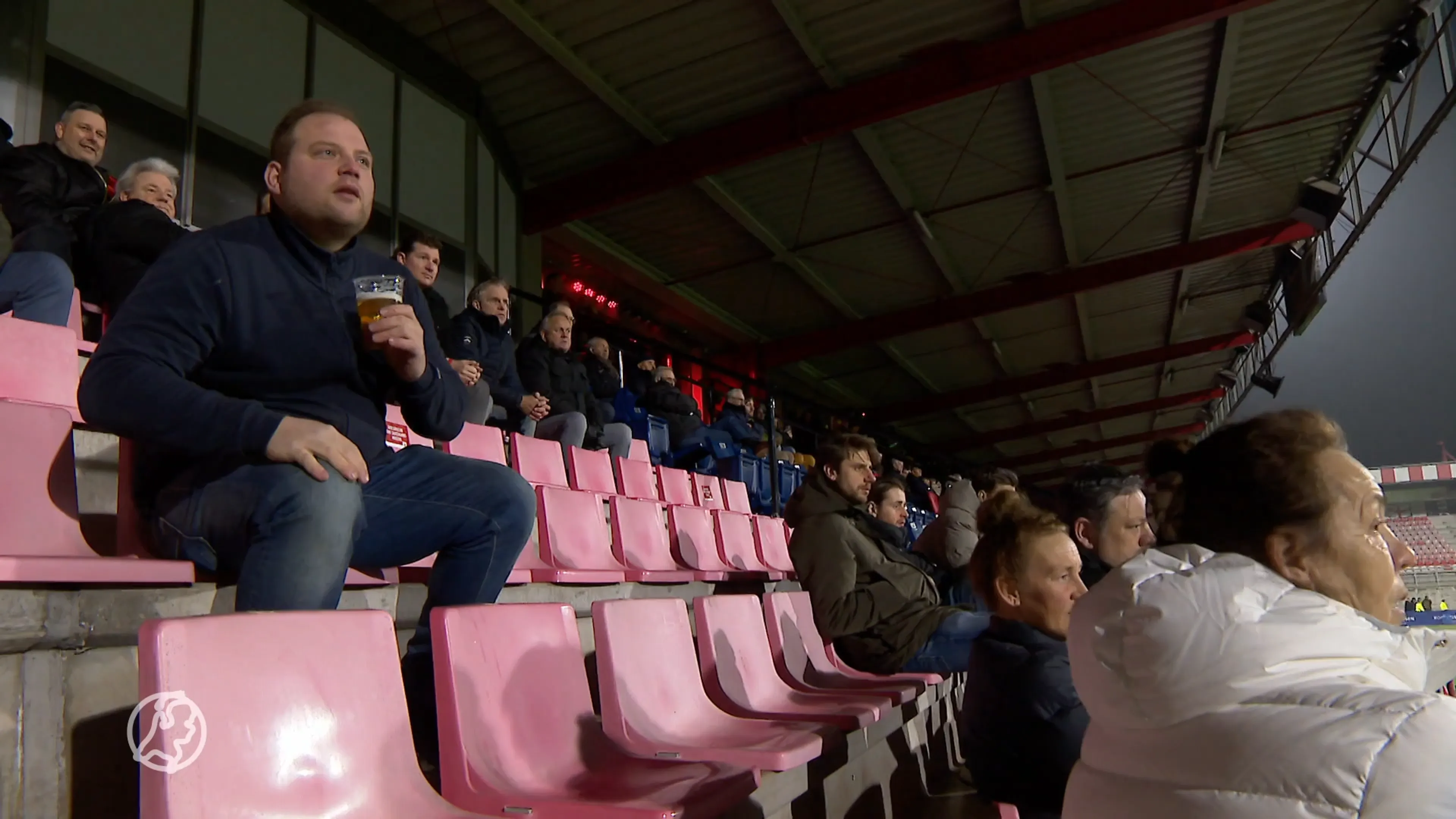 Voetbalstadions mogen weer vol met bezoekers, maar ze moeten wel coronabewijs tonen