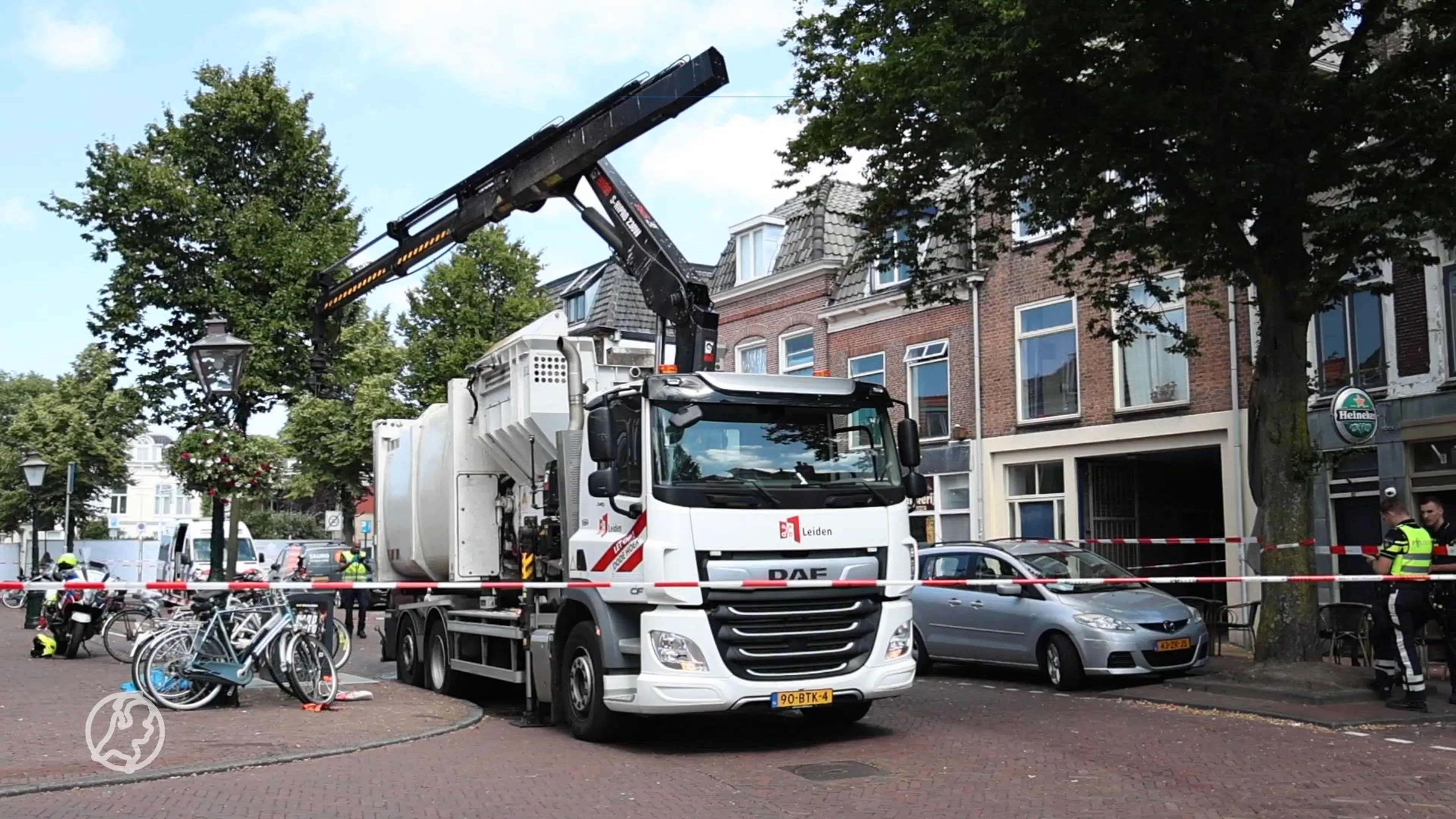 Vrouw komt onder vuilniswagen, raakt ernstig gewond