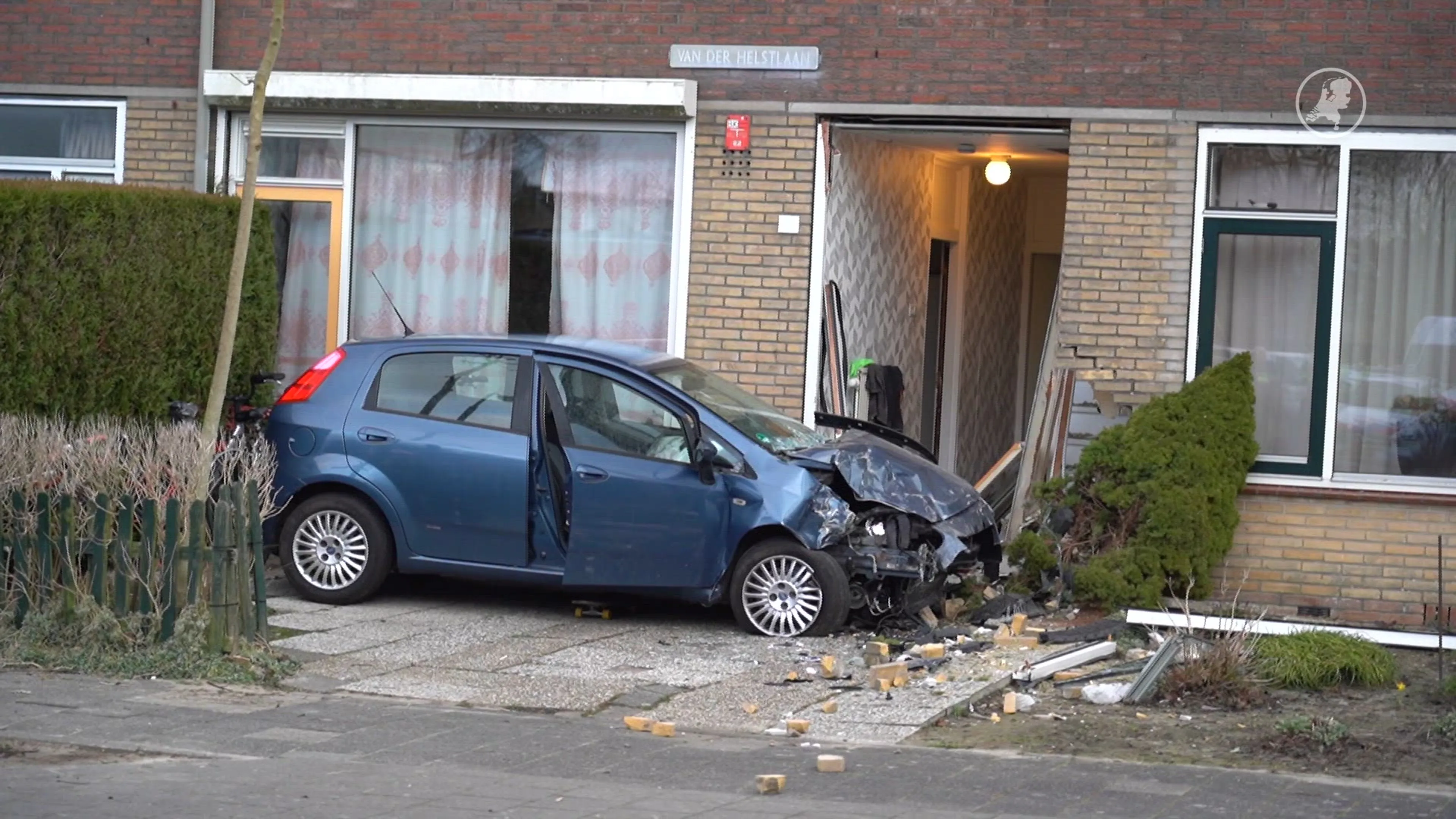Auto knalt tegen woning in Heerhugowaard