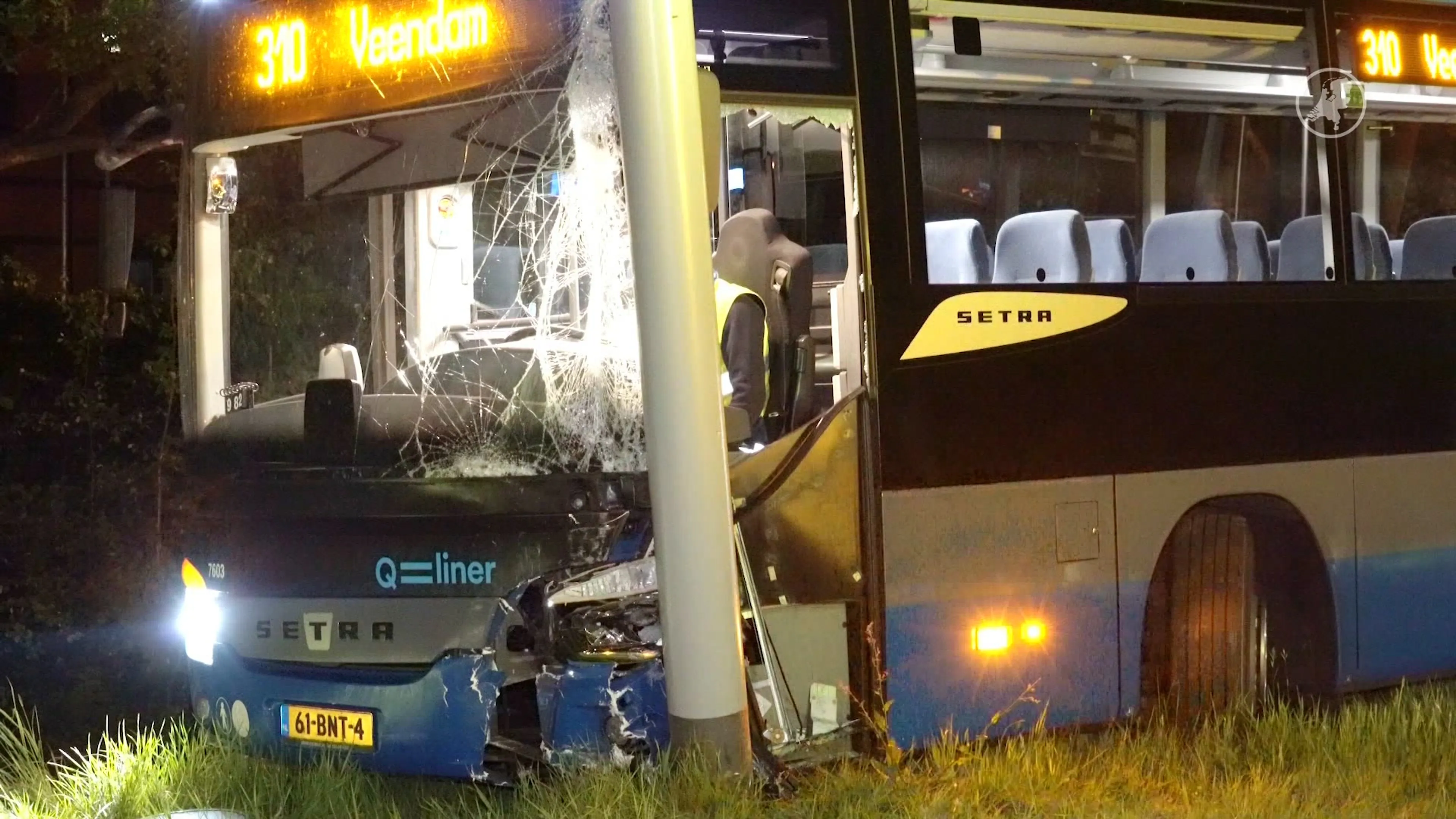 Bestuurster bus wordt onwel, knalt op paal in Assen