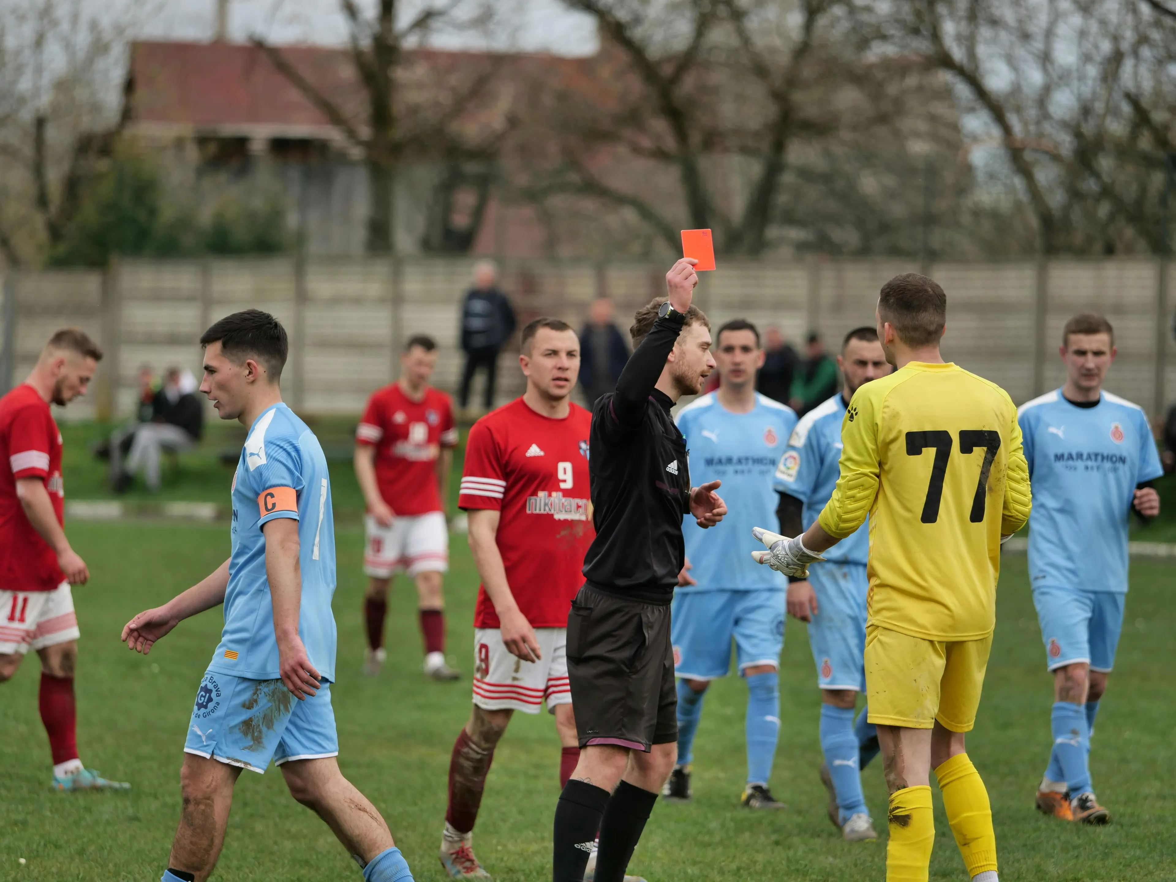 Grote sportbonden zien toename agressie op het veld: 'Vooral tegen scheidsrechters' 