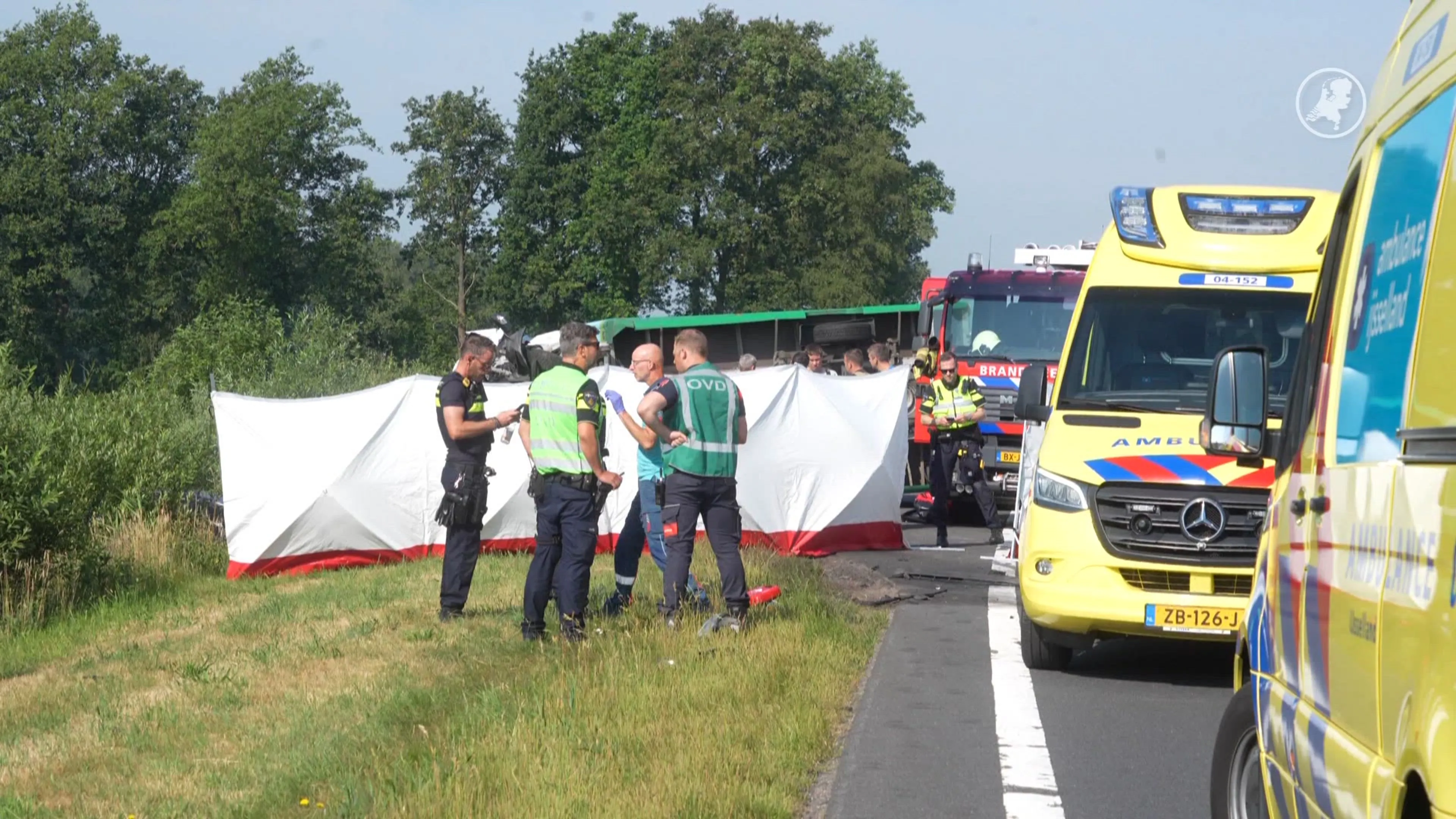 Vrouw overleden bij frontale botsing met vrachtwagen op N36 bij Ommen