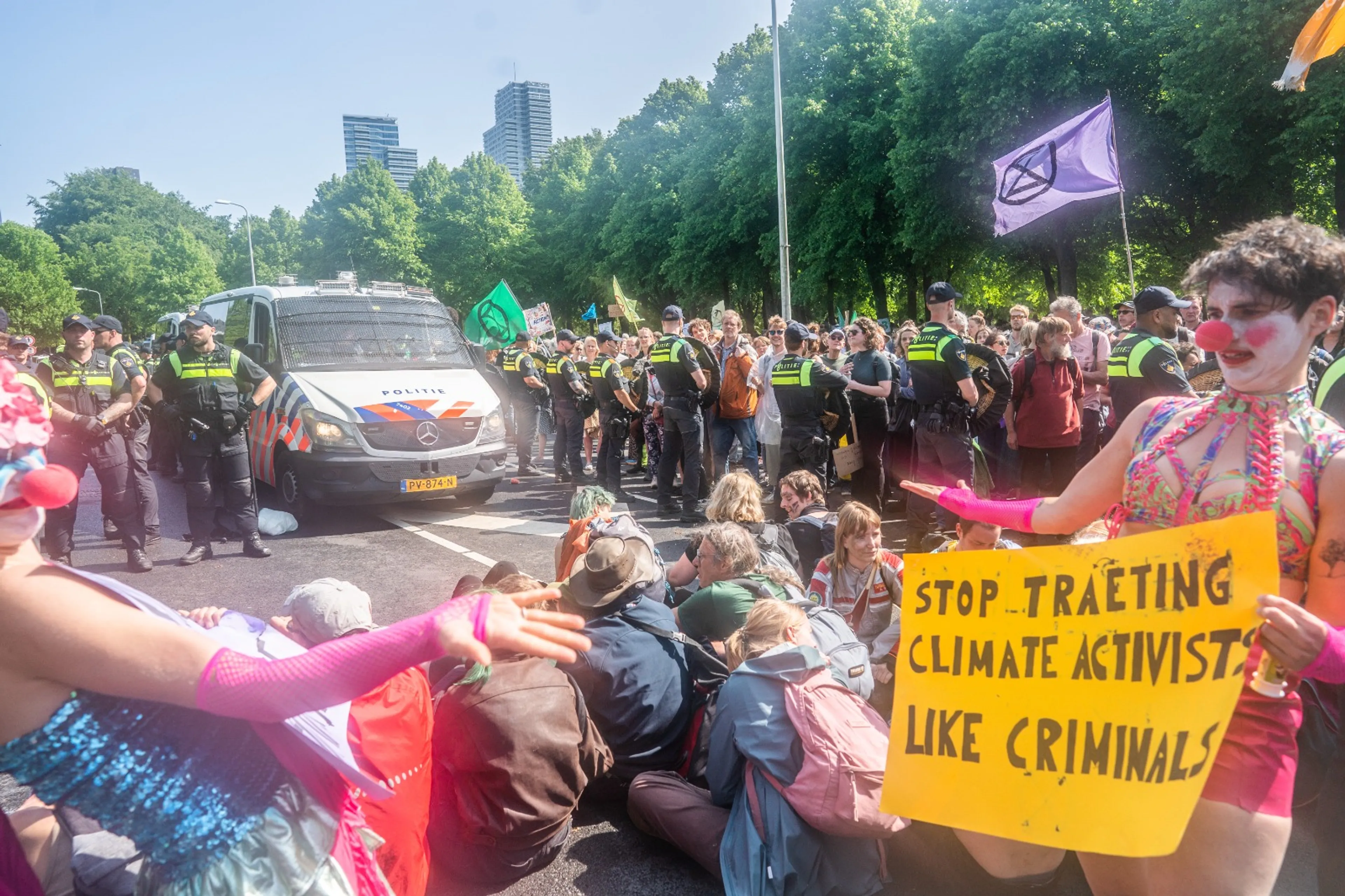 OM in hoger beroep in zaak bijtende klimaatactivist A12