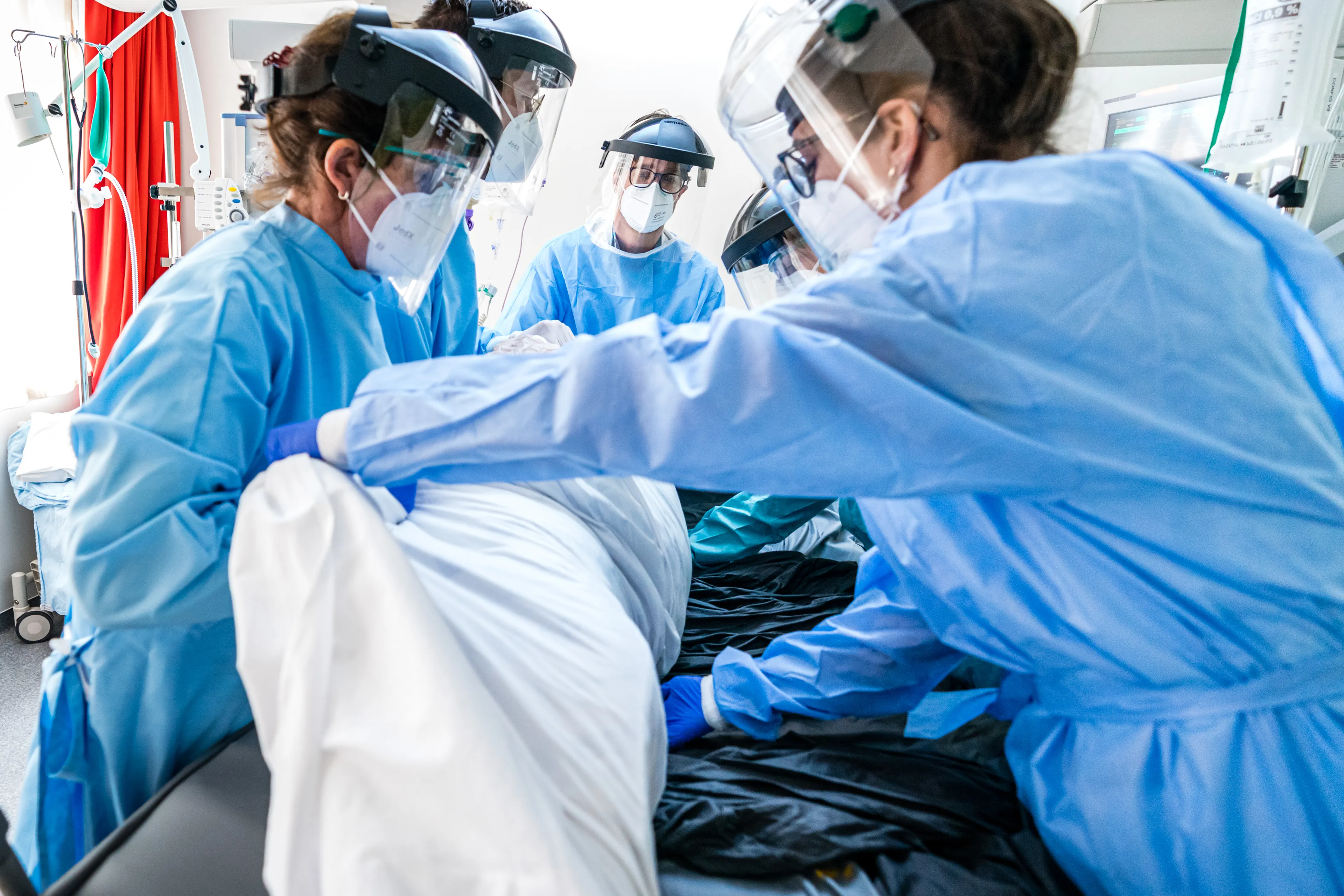 Aantal coronapatiënten in ziekenhuizen stijgt, positieve tests blijven toenemen