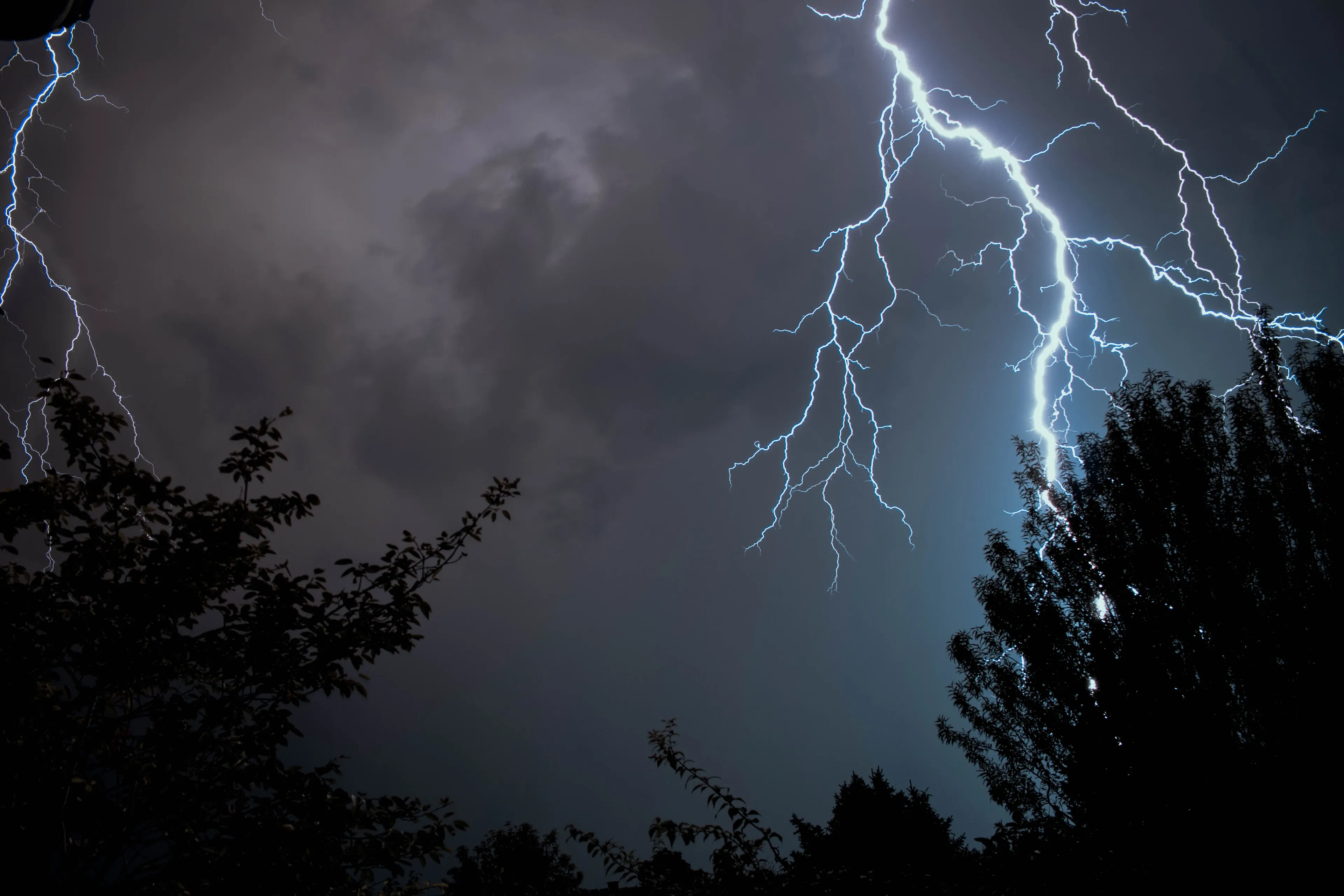 Van tropische hitte naar Hollands zomerweer: zet je schrap voor buien en onweer