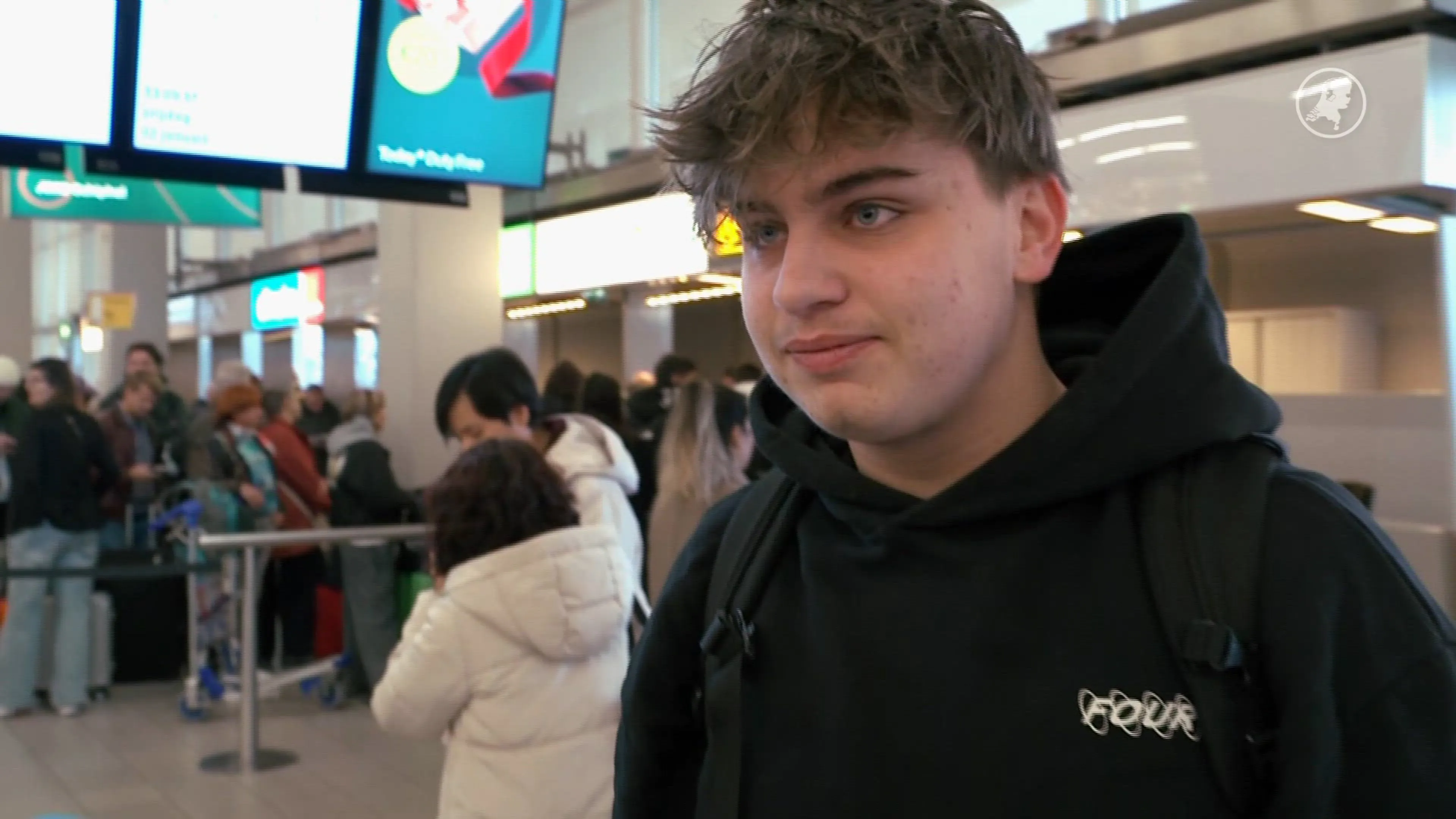 Chaos op Schiphol door winterweer: honderden vluchten geschrapt