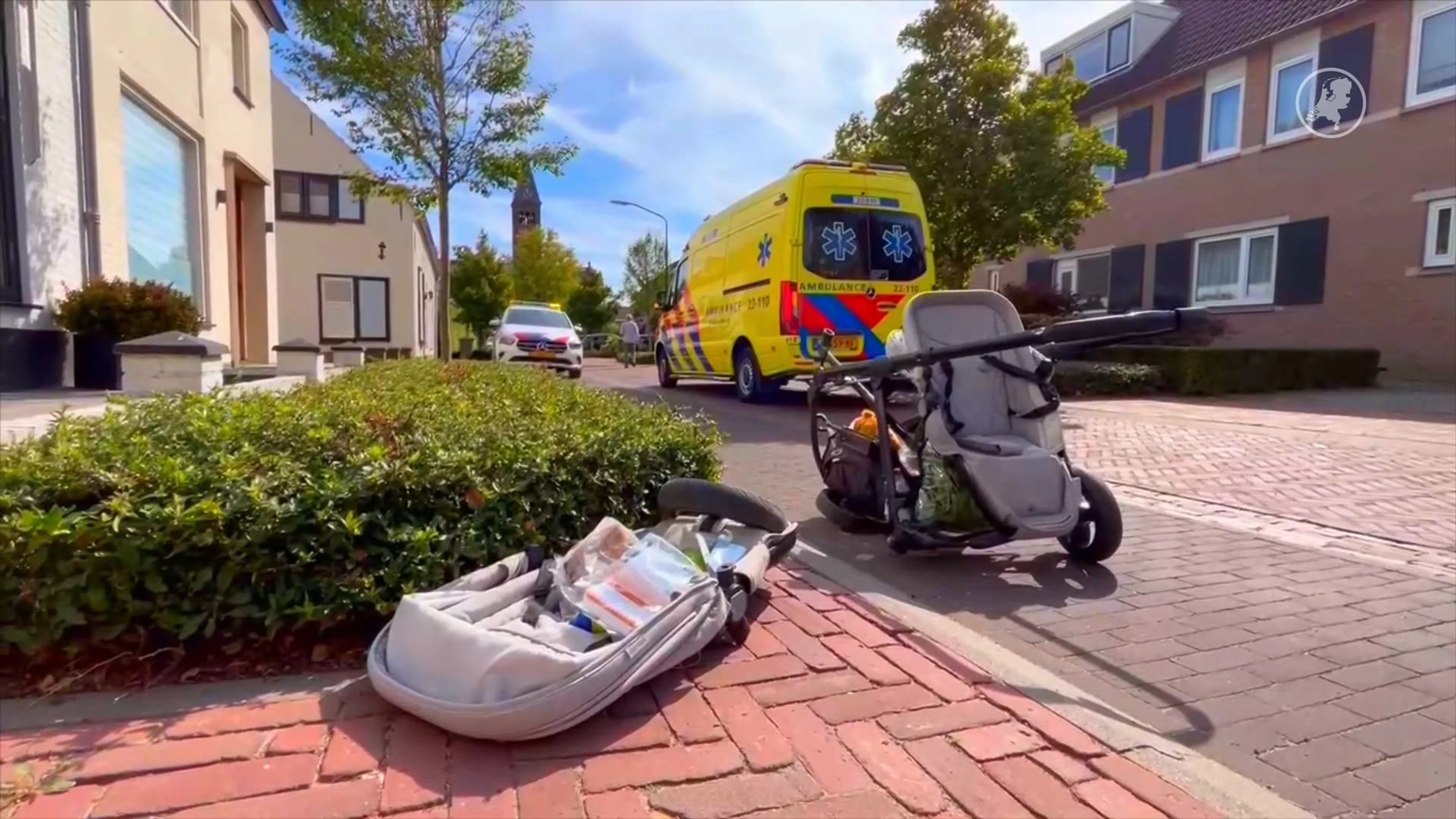 Vrouw met kinderwagen aangereden, bestuurder rijdt door
