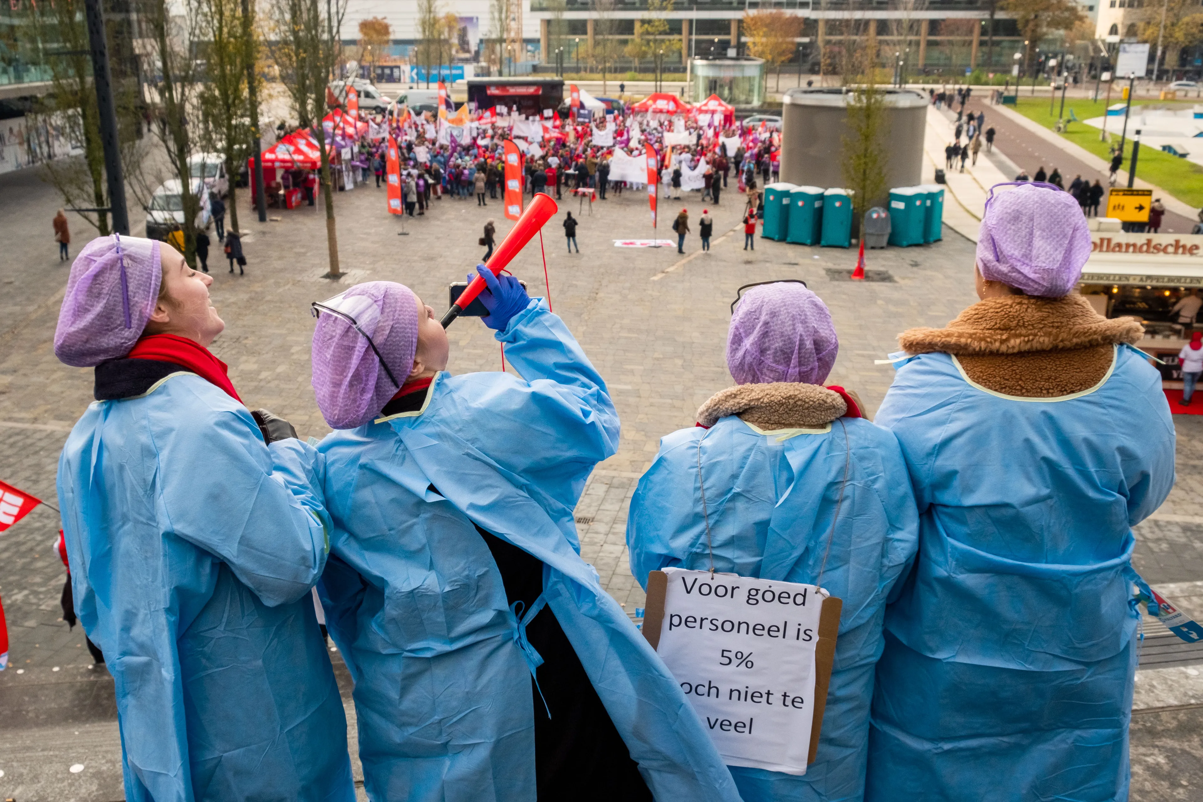 Zorgsector wordt 'moedeloos' van besluit over zorgbonus: 'Trend om zorgmedewerkers te blijven schofferen'