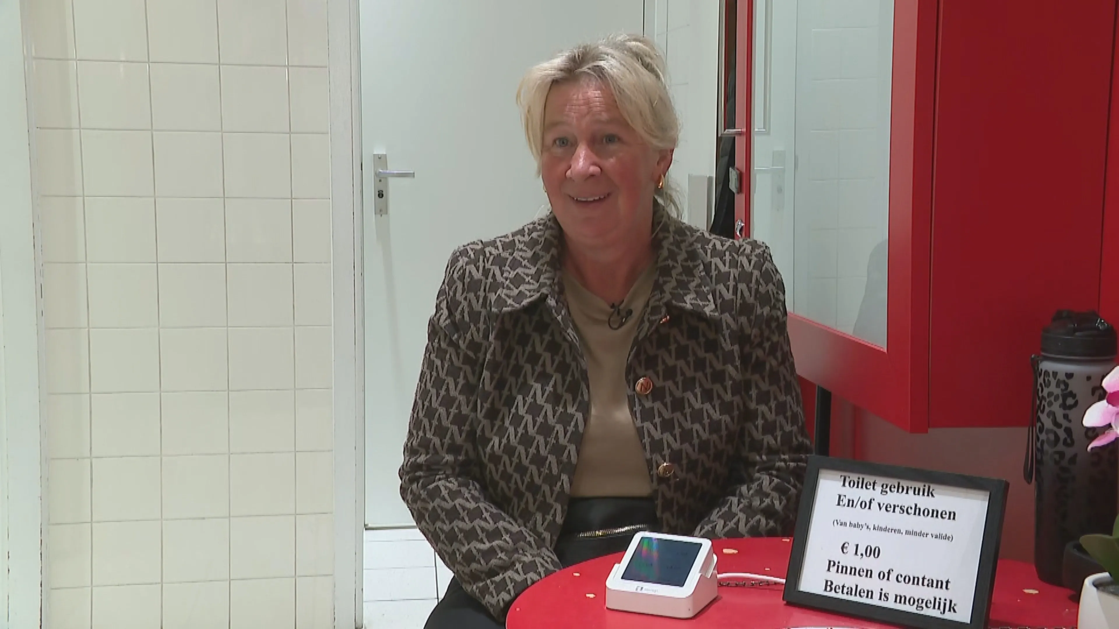 Toiletjuffrouw Renate (54) moet na 30 jaar weg, nu opent ze eigen toilet