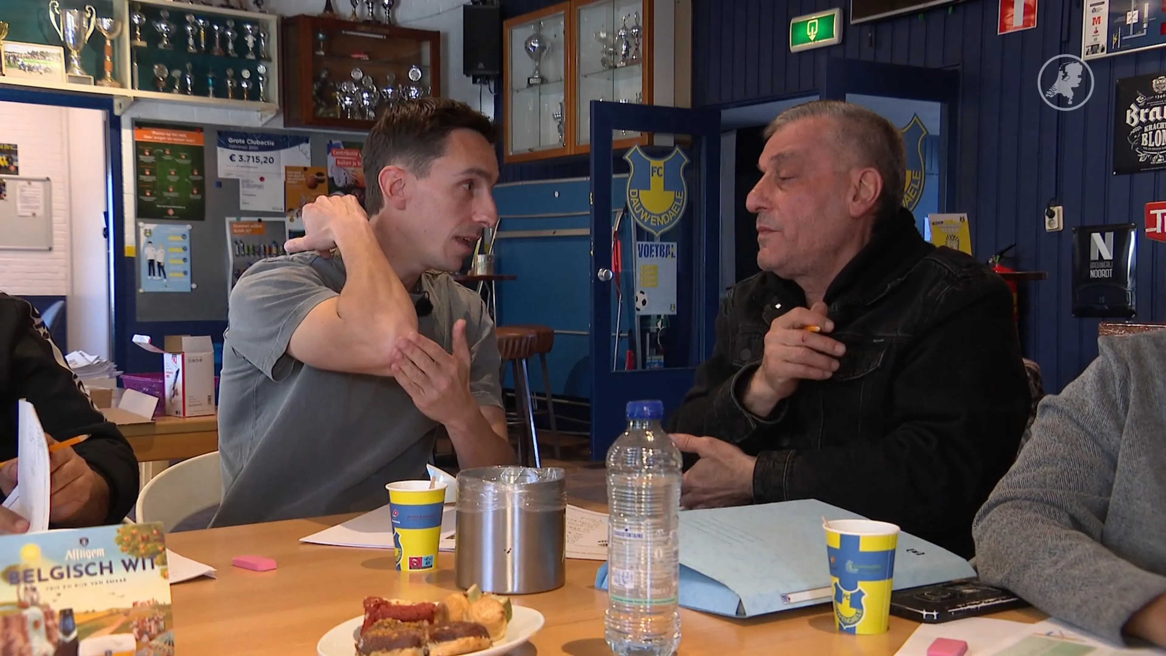 Deze voetbalclub geeft ouders taalles terwijl kinderen trainen