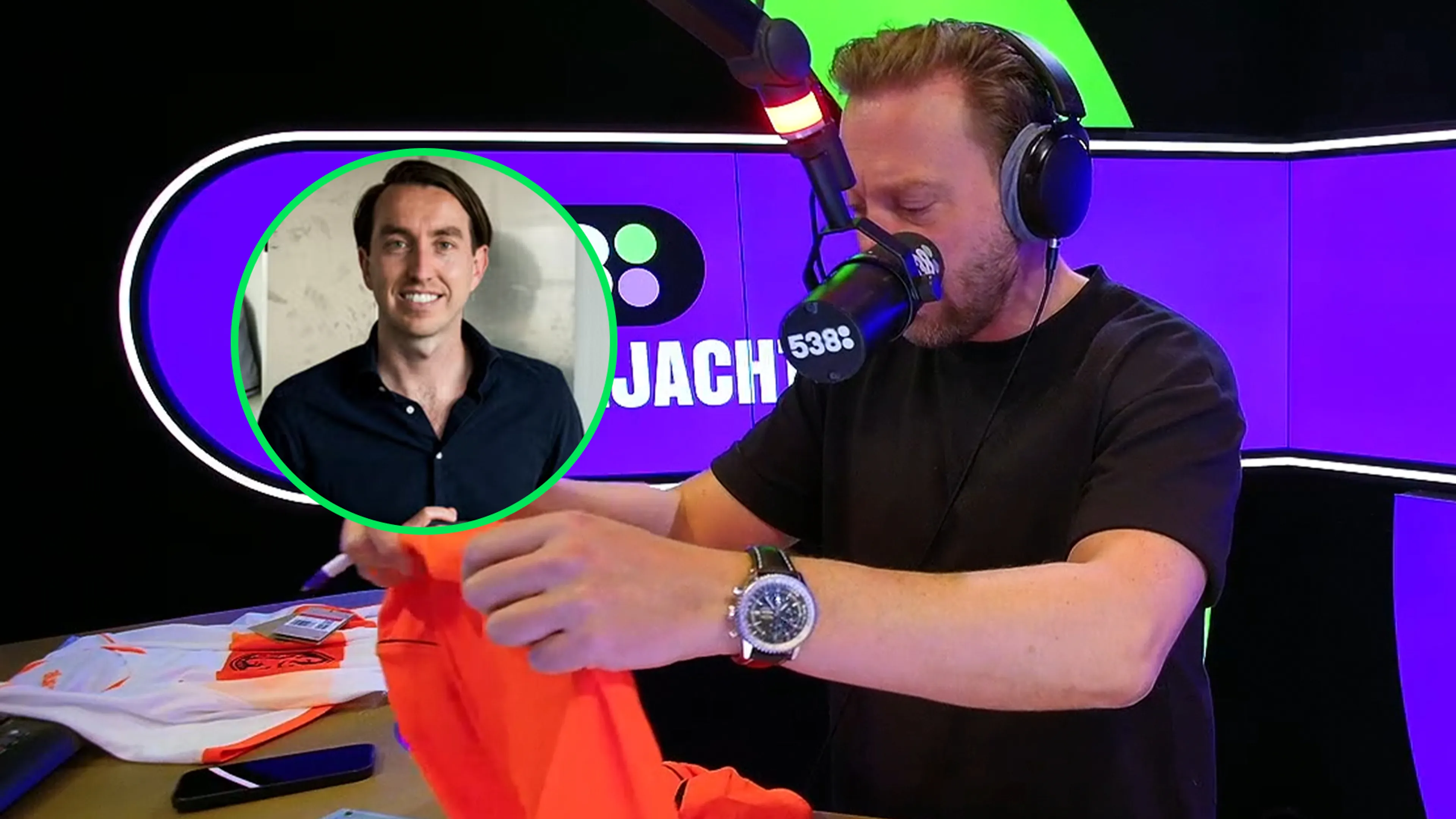 Tijmen laat fans gedragen shirts van hun favoriete voetballer scoren