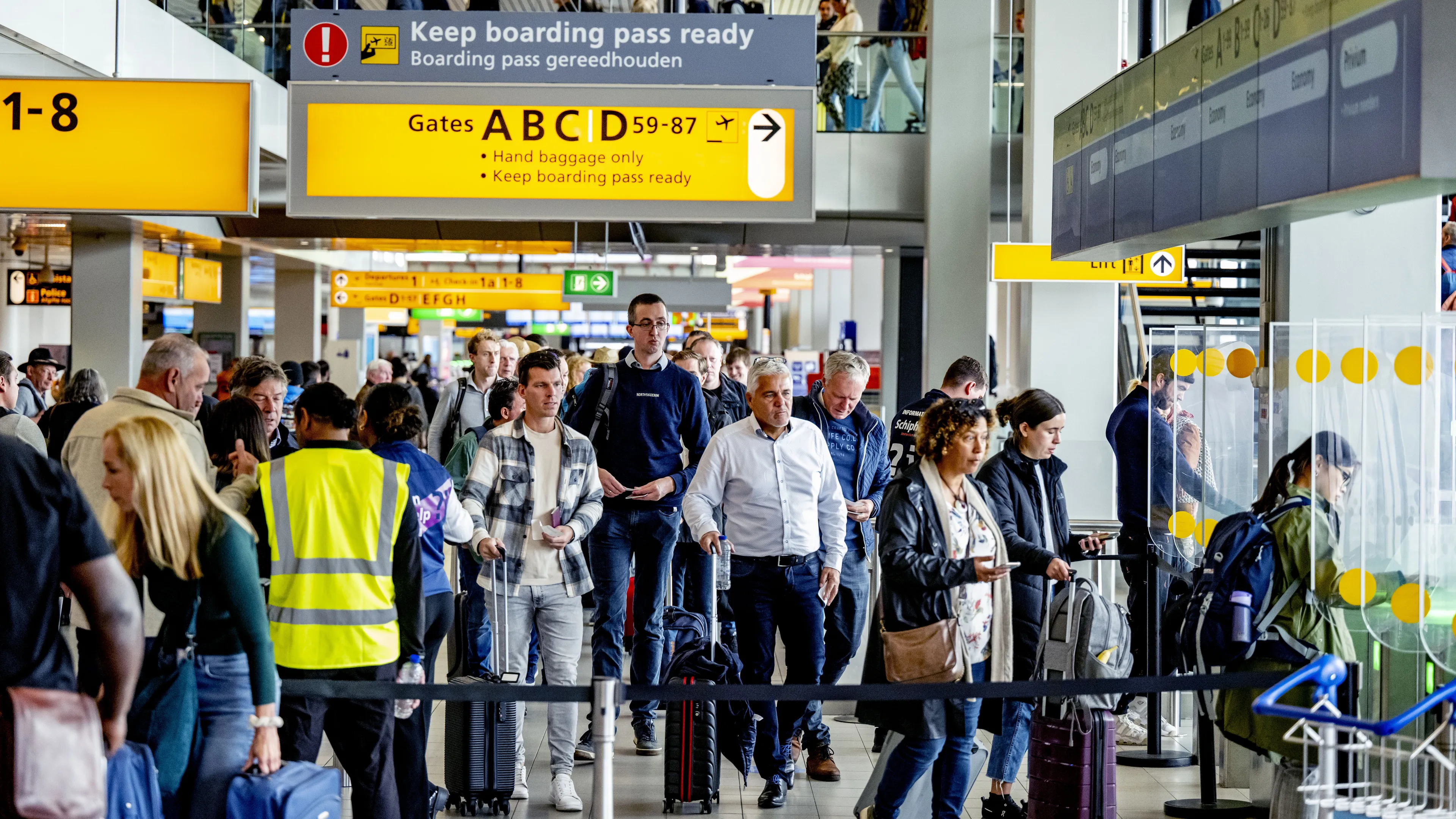 Opnieuw druk in vertrekhal Schiphol: 'Maar wachttijden zijn kort'