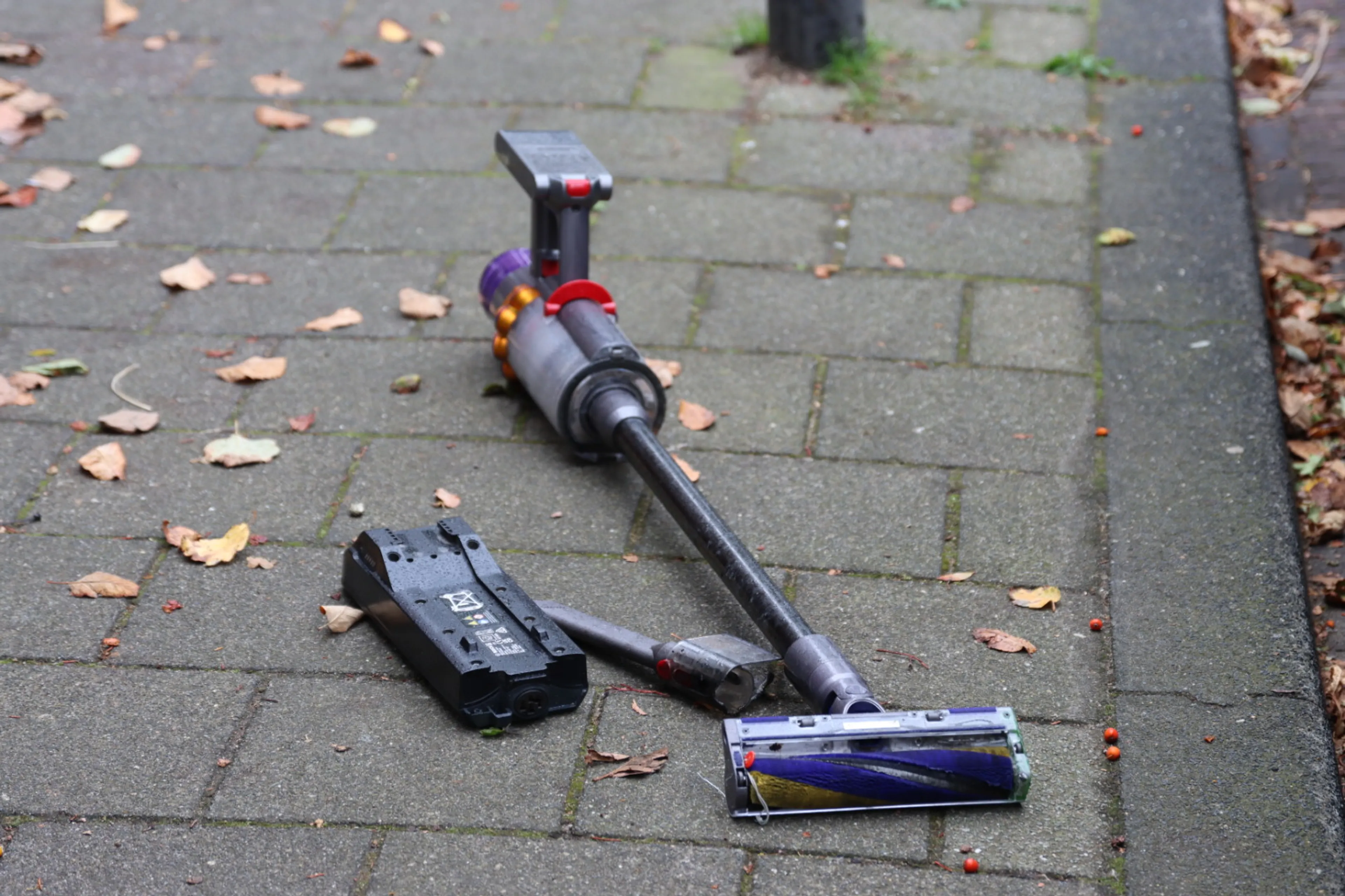 Schoonmaken gaat fout: bewoner stofzuigt vuurpijl onder bed en veroorzaakt brand