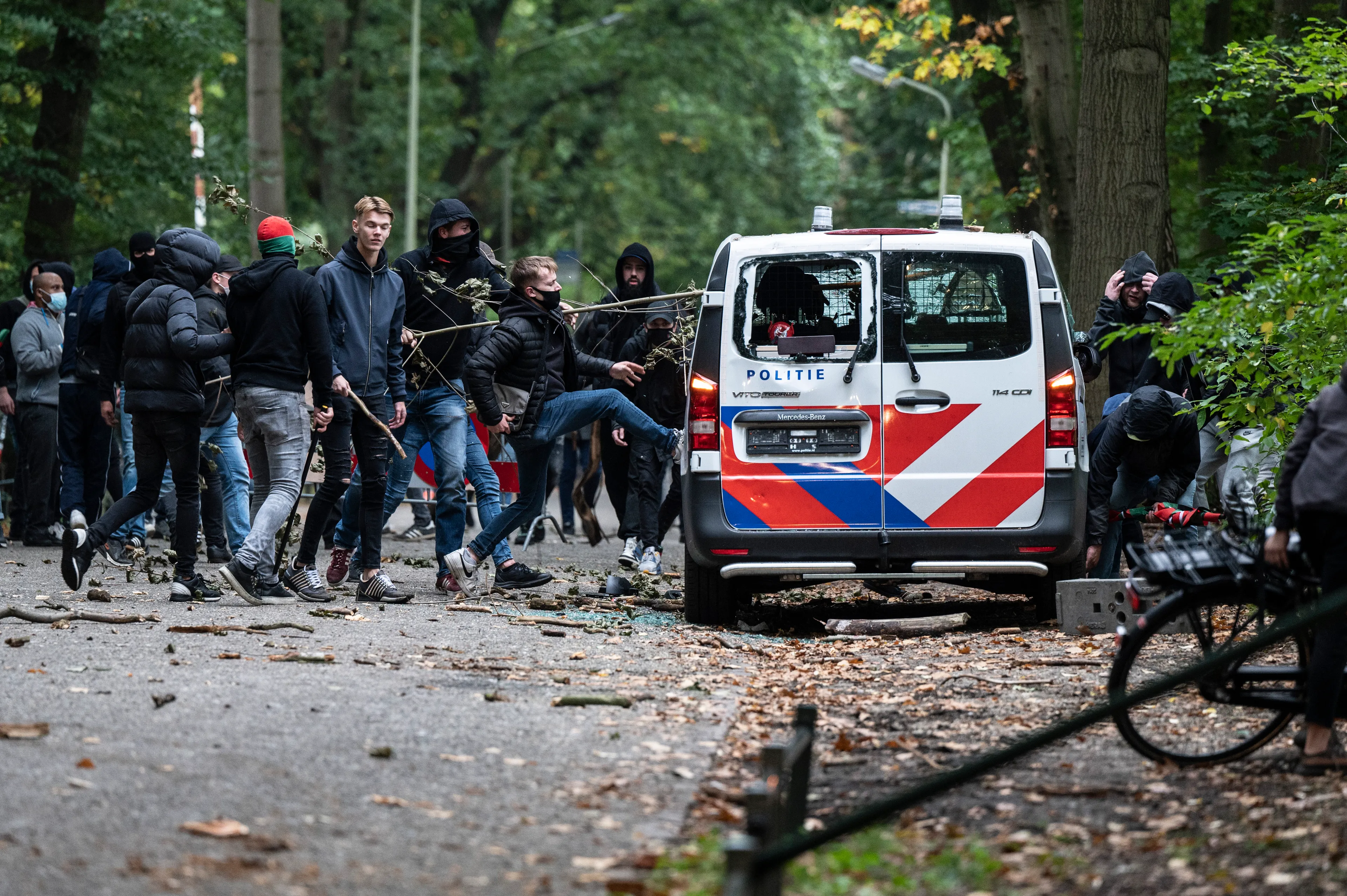 Politie dreigt beelden van rellen na NEC - Vitesse te openbaren