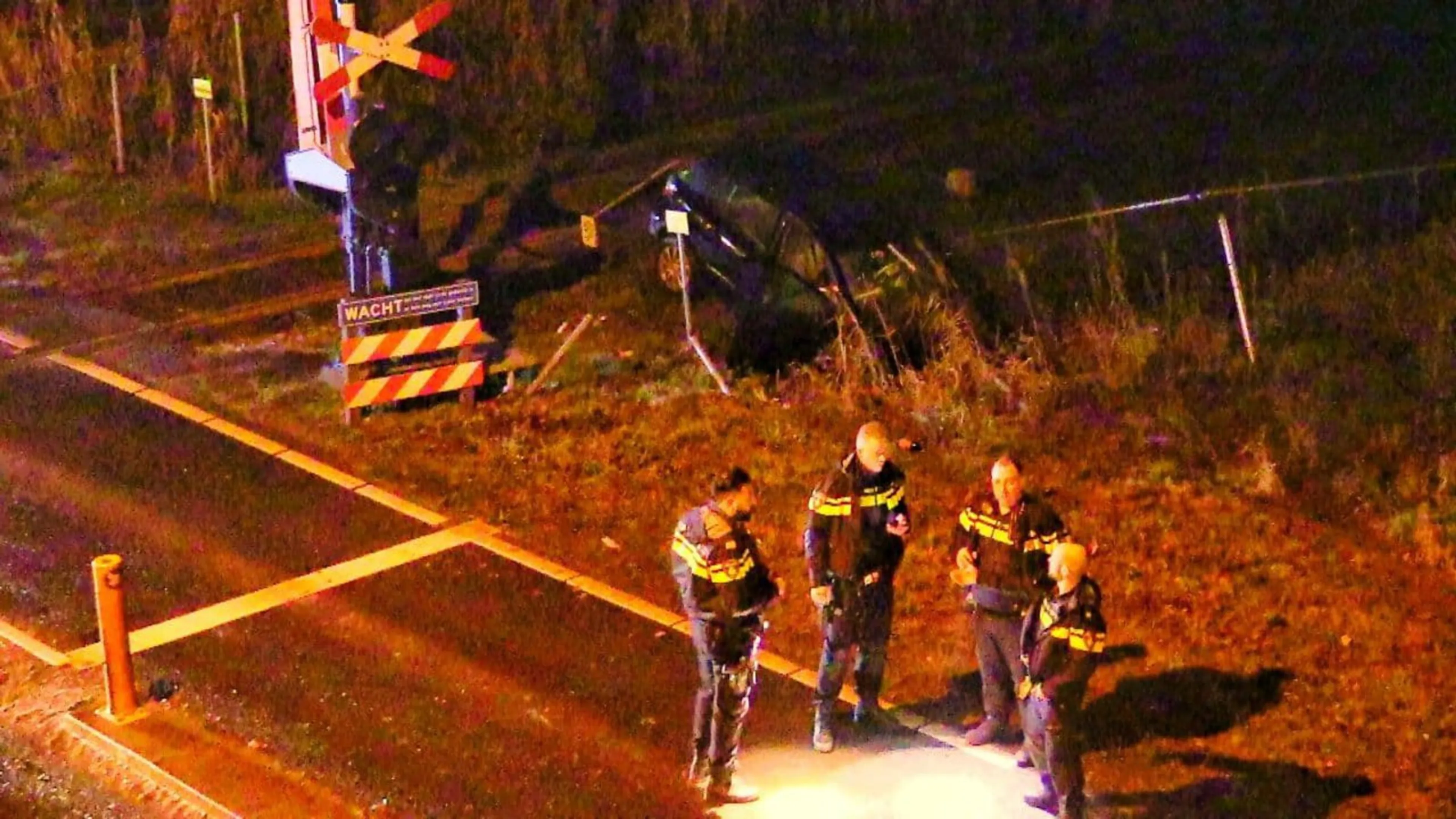 Automobilist ramt spoorwegovergang in Enschede, bestuurder nergens te bekennen