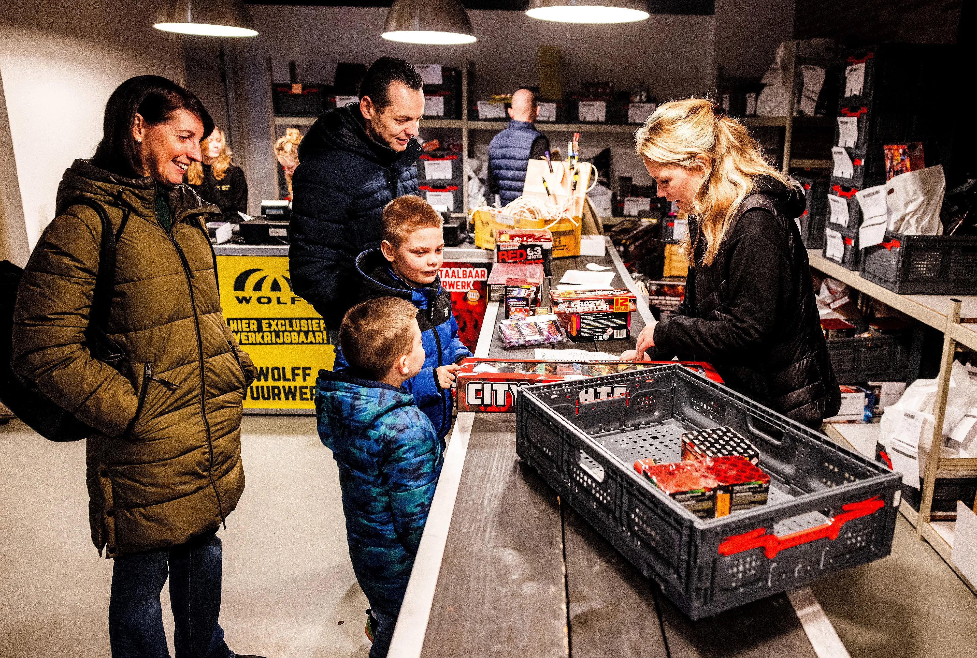 Vuurwerkverkoop begonnen: al vroeg lange rijen bij verkooppunten