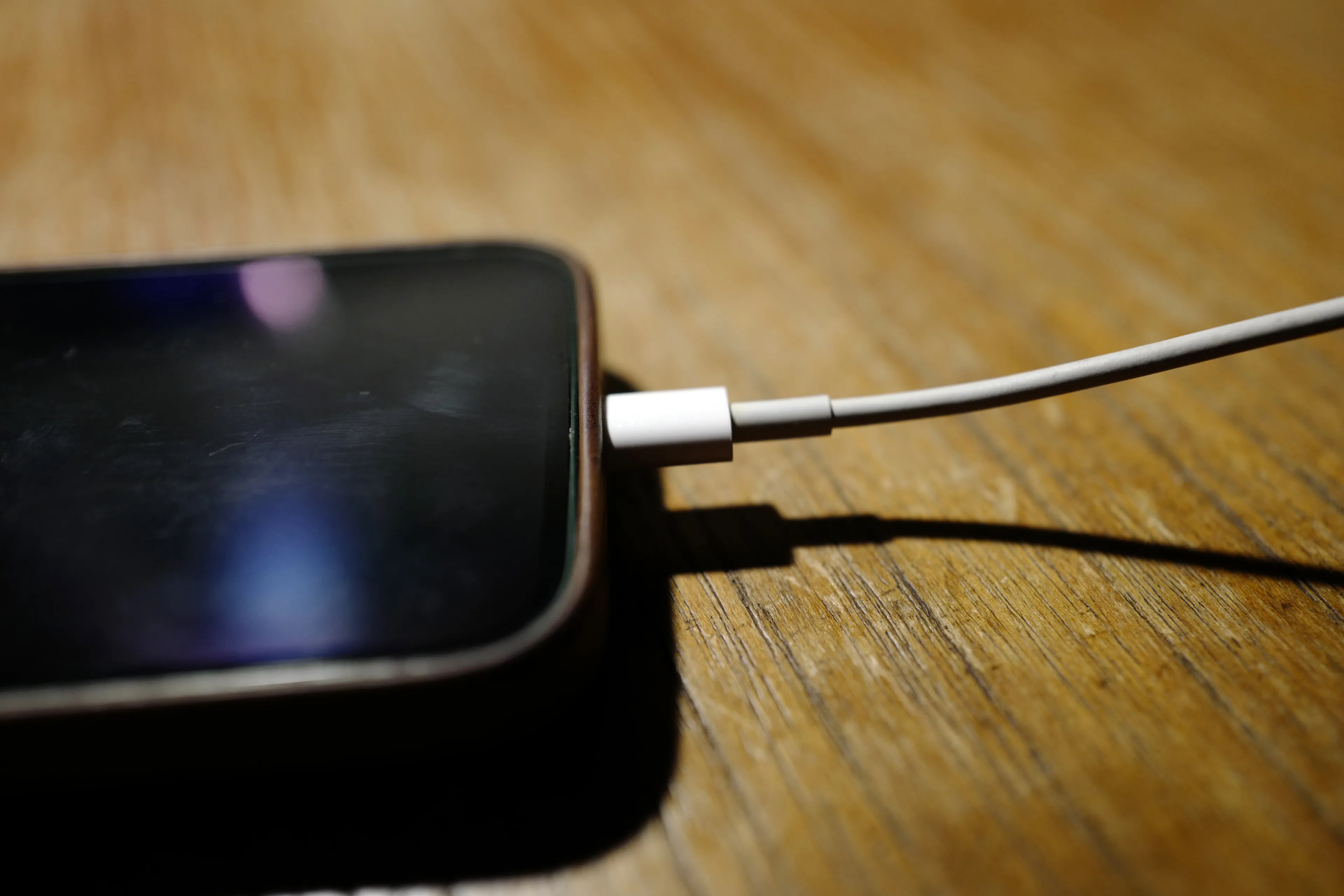 Dit is waarom je je telefoon niet moet opladen tijdens het slapen