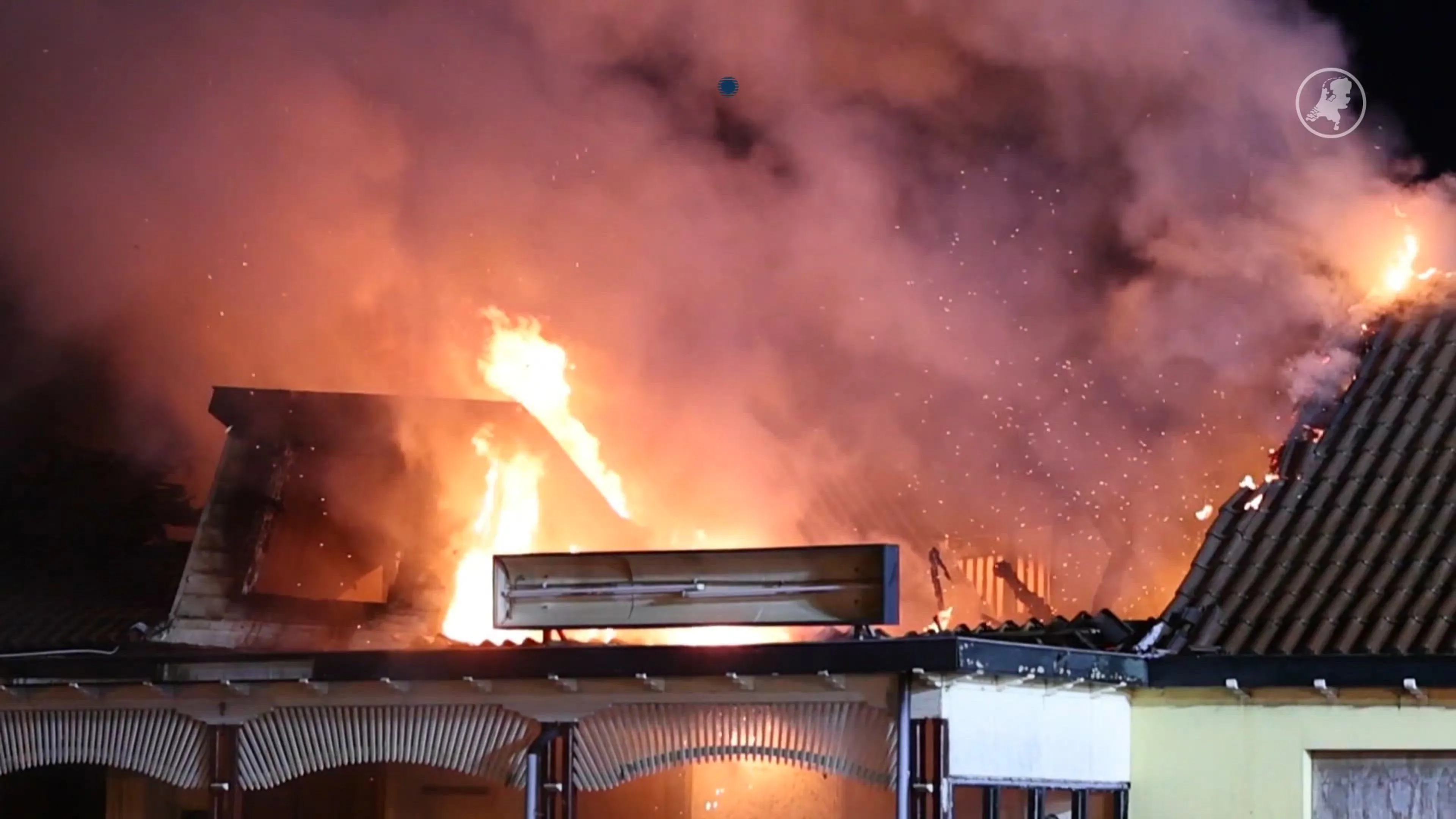 Brandweer rukt massaal uit voor felle brand bij Den Hoorn