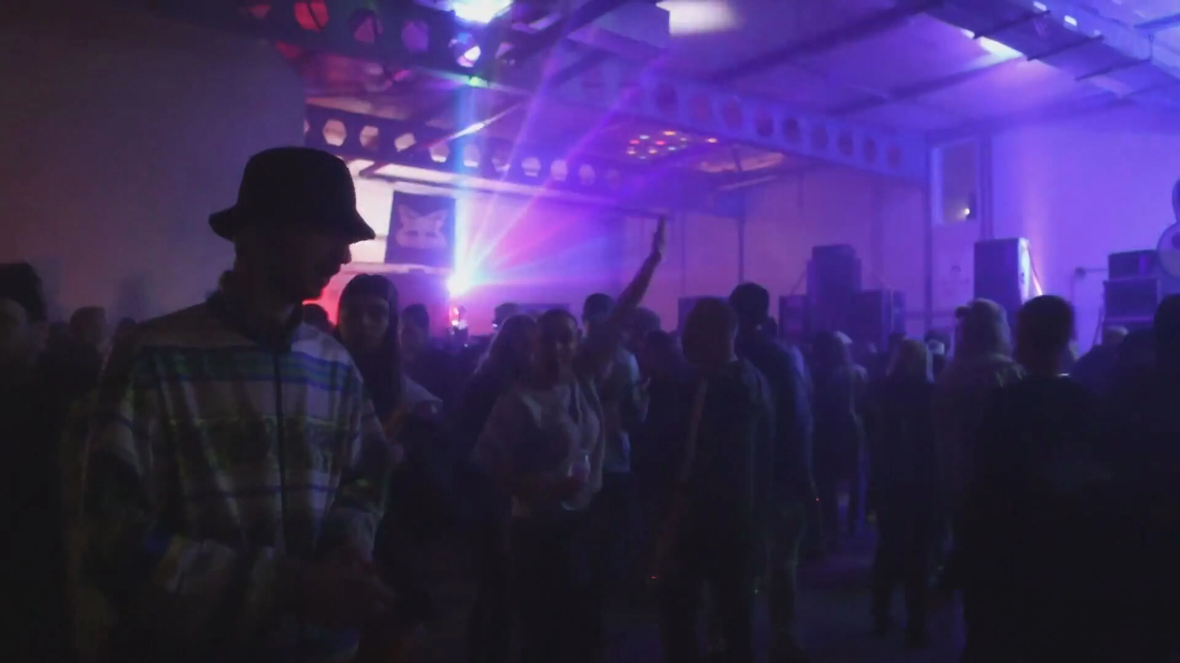 Zeven Nederlanders opgepakt voor organiseren illegale raveparty in België