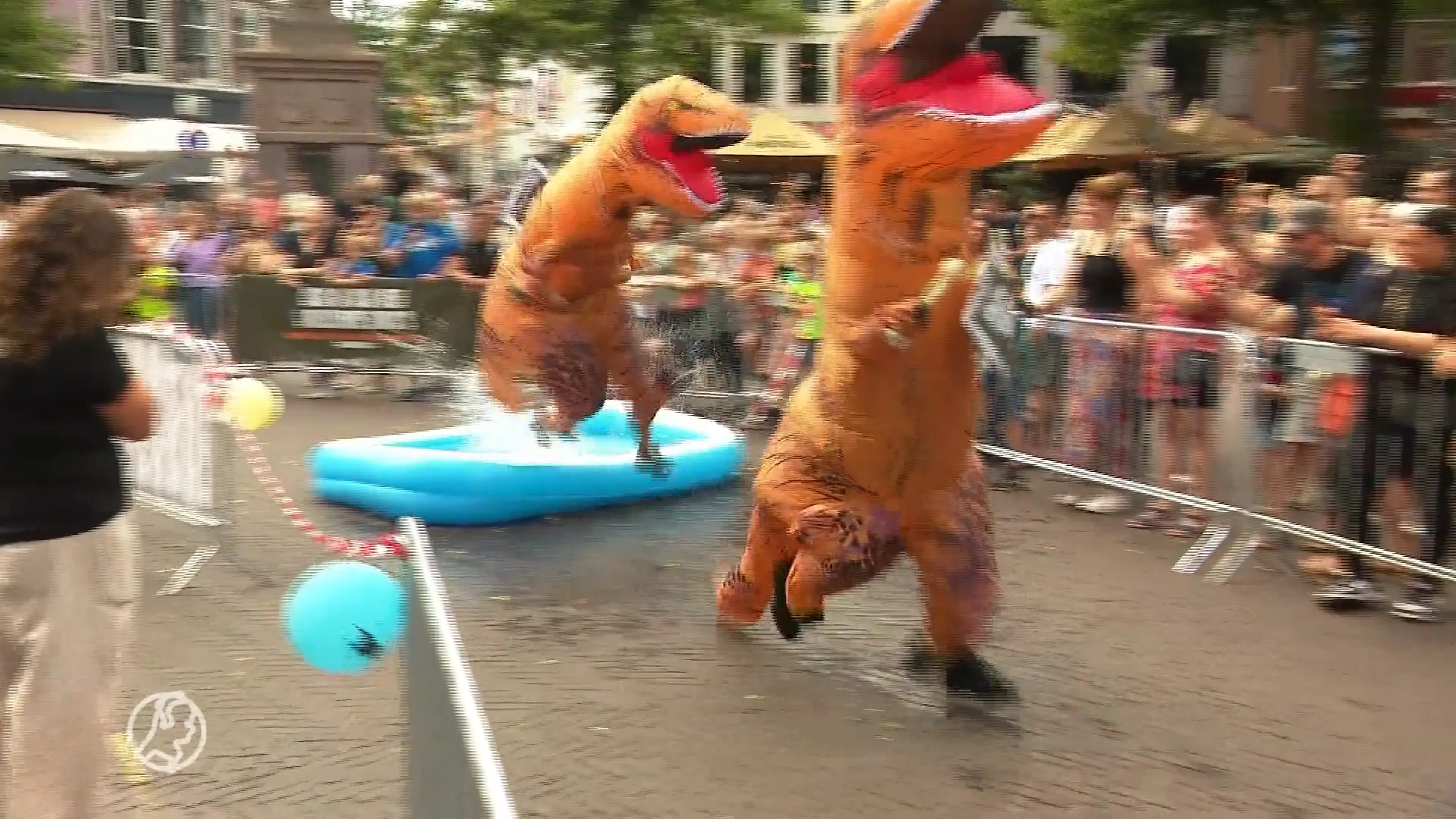 Tientallen T-rexen rennen door binnenstad Enschede: 'Het is hilarisch!'