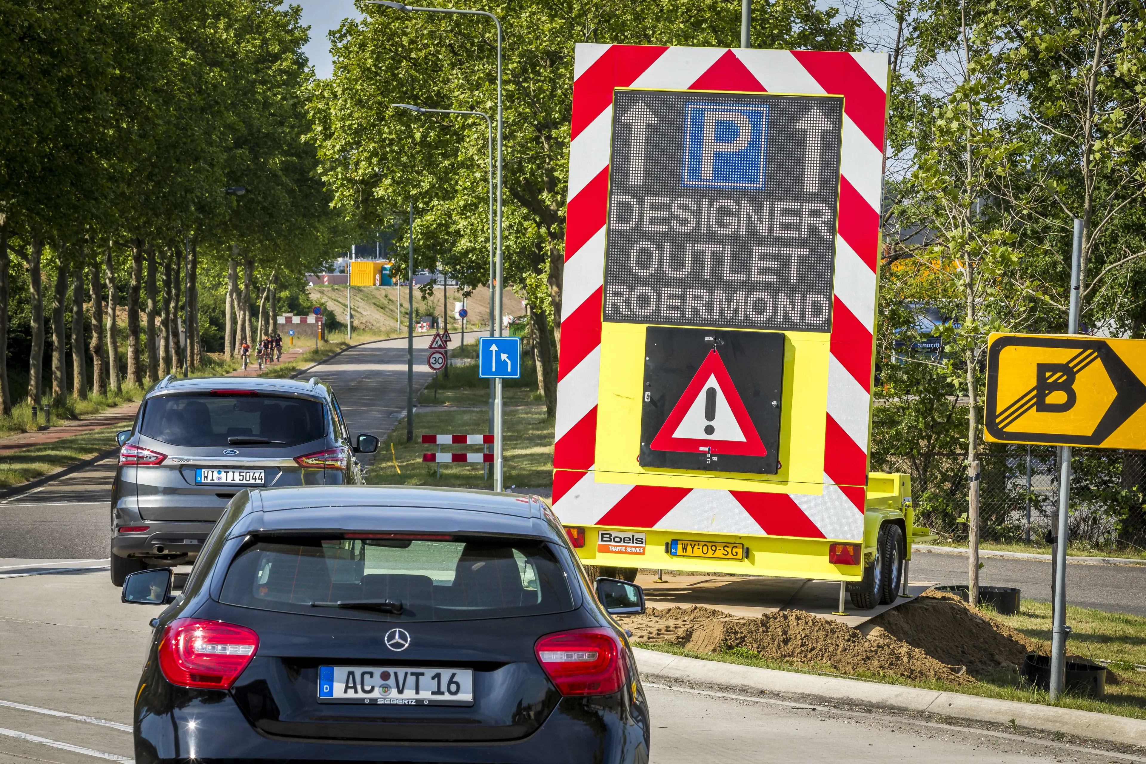 Druk in treinen naar Zandvoort en lange files voor outlet Roermond