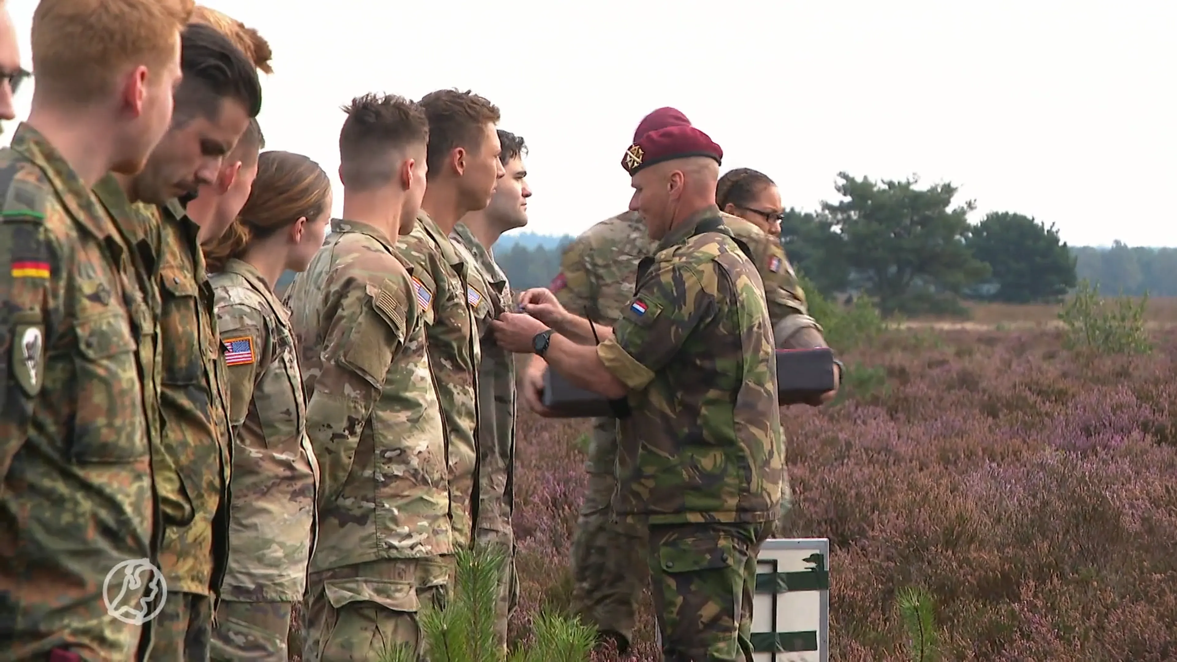 Militaire parachutisten van over de hele wereld in Nederland voor oefening met vliegtuigen en helikopters
