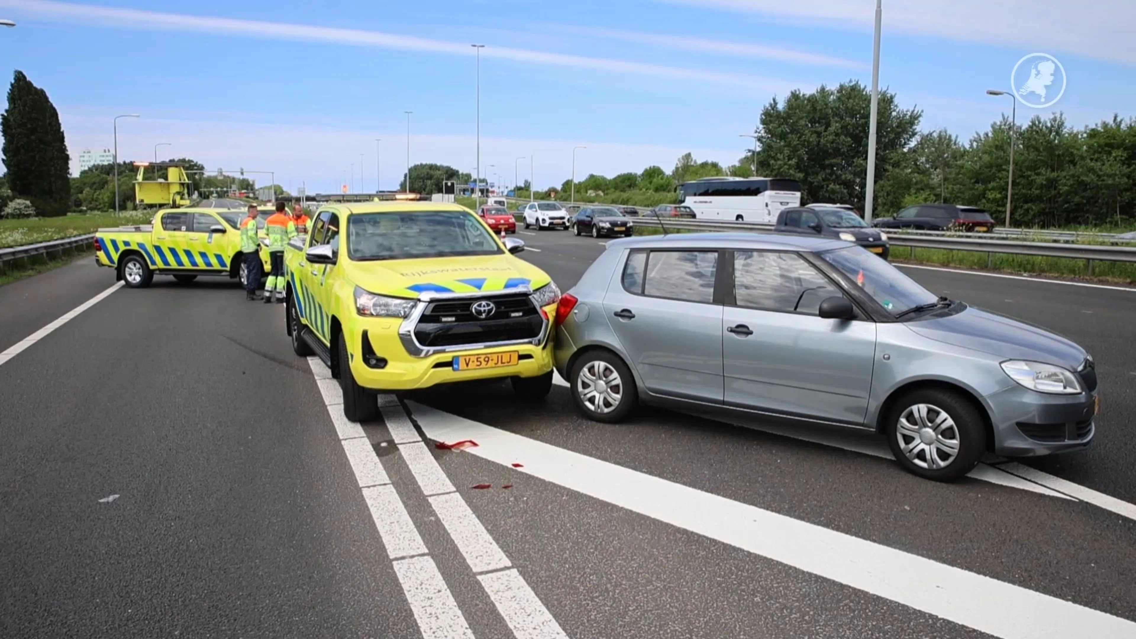 Twee aanhoudingen na botsing tussen auto en voertuig weginspecteur