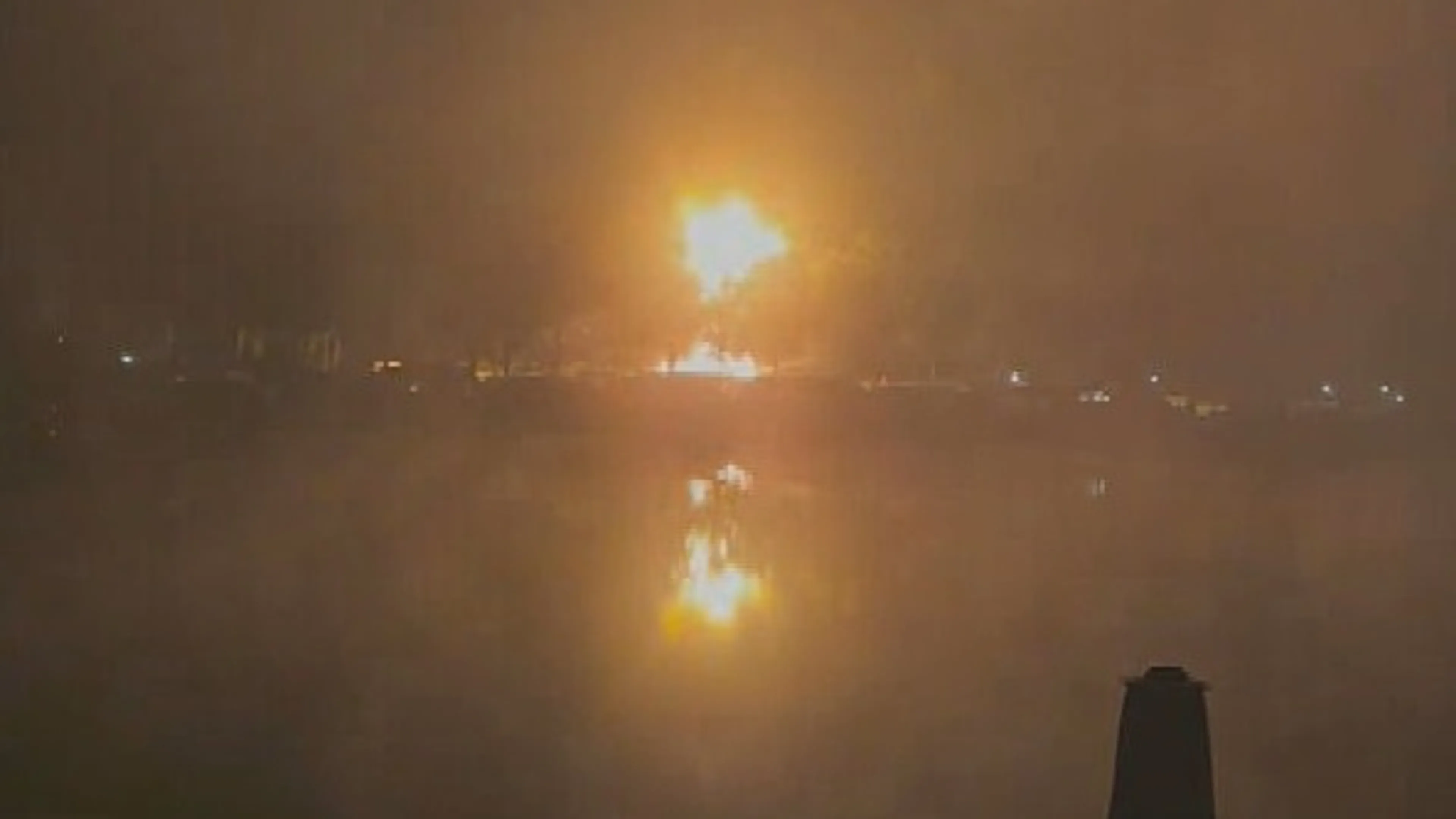 Man (39) en hond dood na felle brand op camping in Arcen