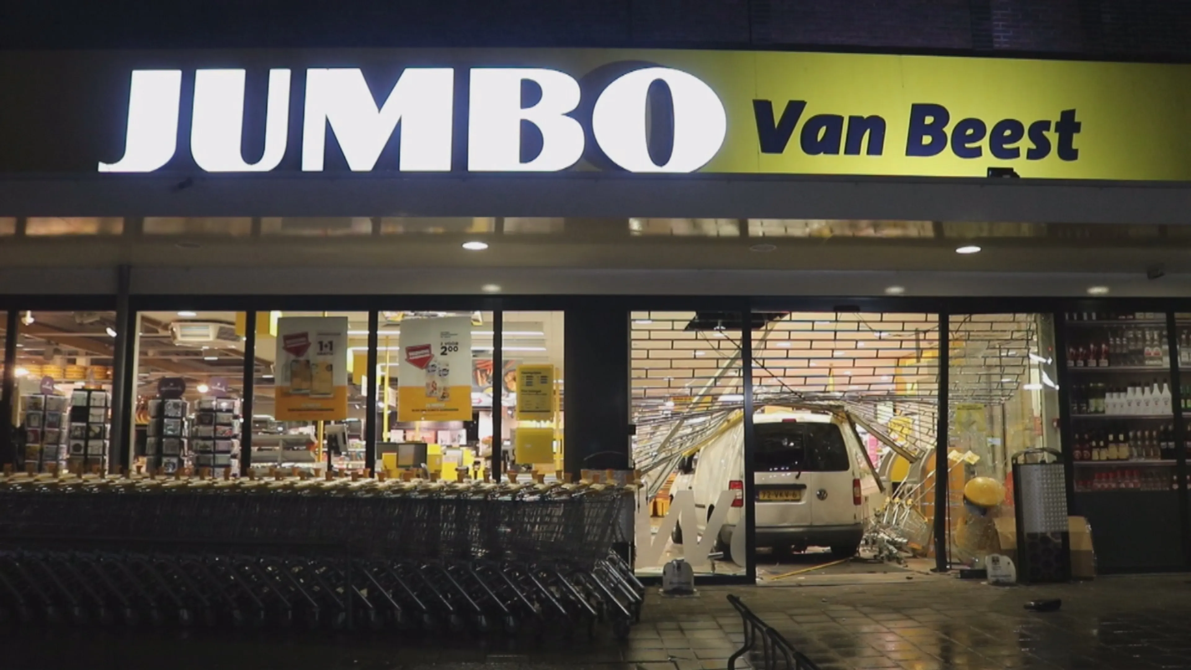 Twee mannen rijden voorgevel van Jumbo Hillegom aan puin tijdens ramkraak