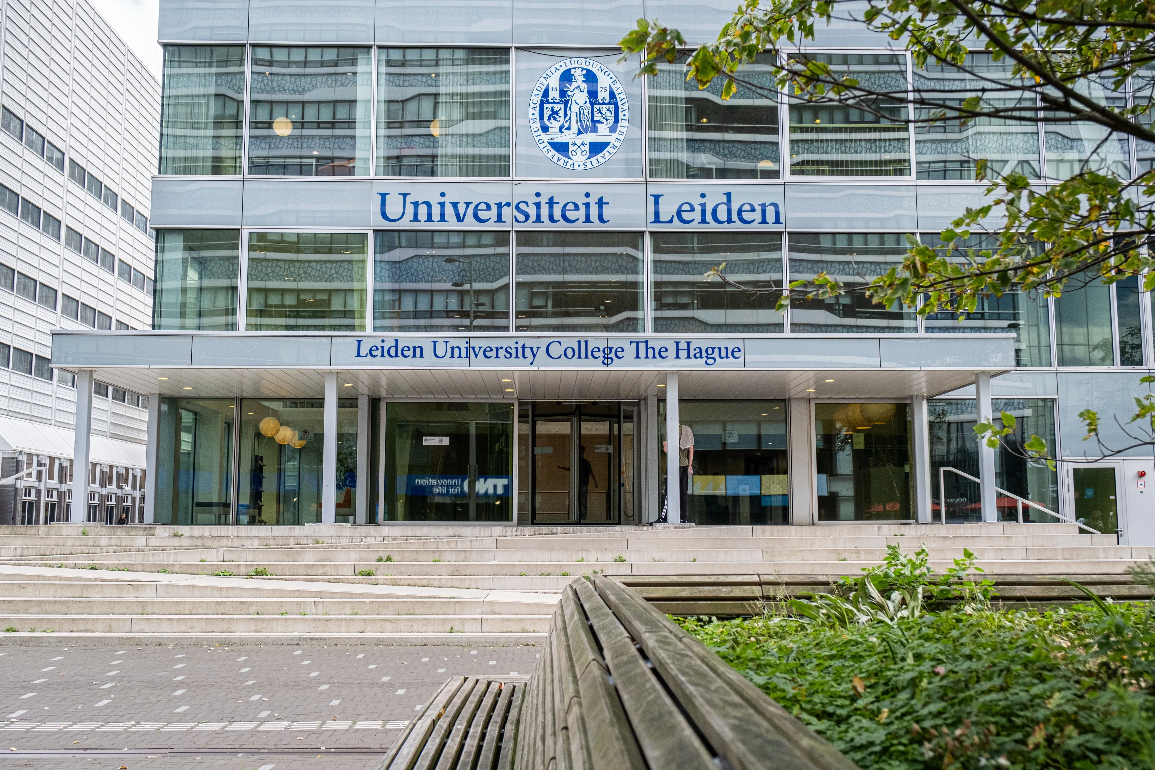 Gebouw Universiteit Leiden in Den Haag dicht om verhoogd veiligheidsrisico