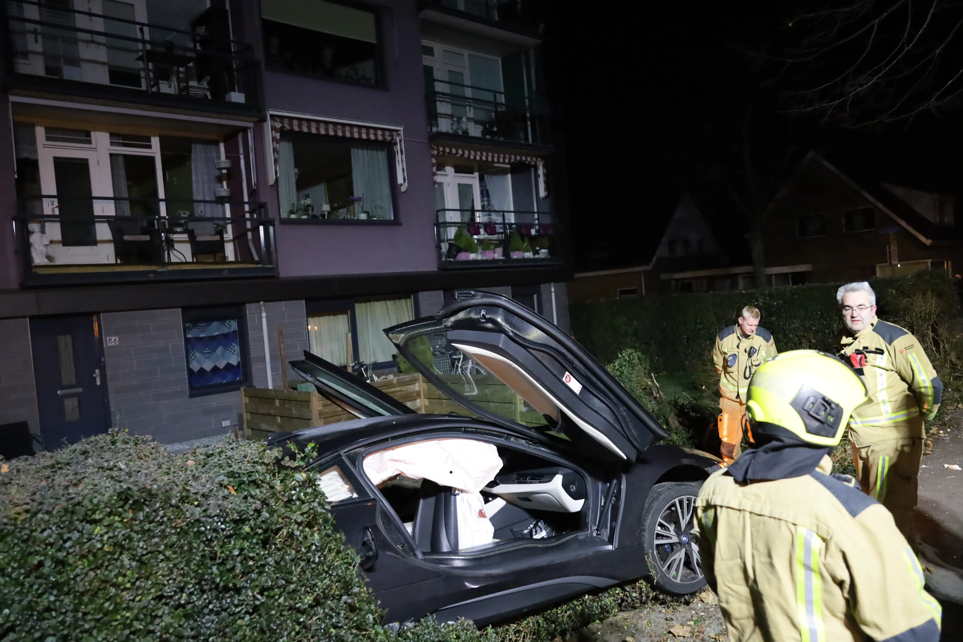 Auto knalt tuin in Wateringen in: vrouw gewond, bestuurder aangehouden