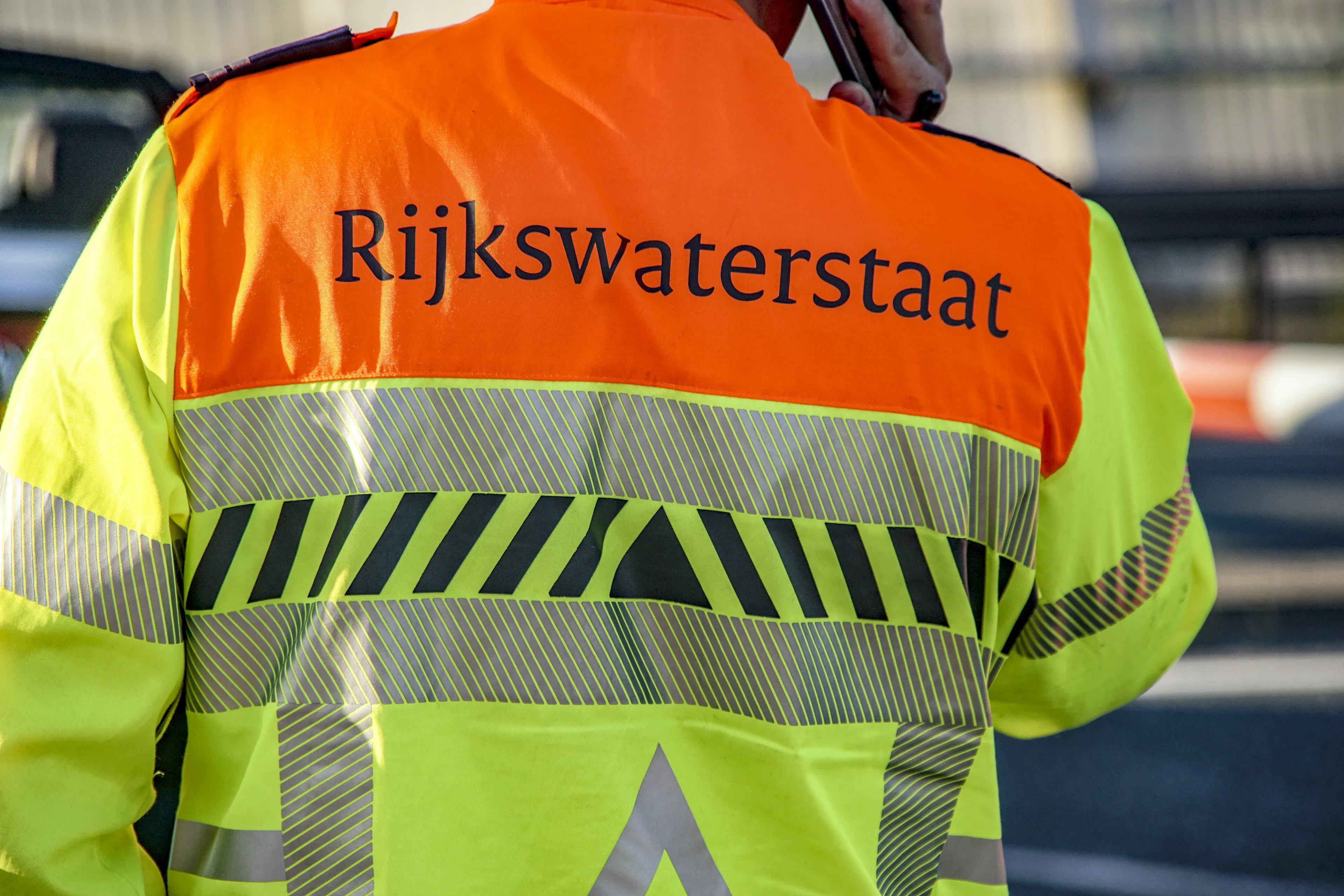 Weginspecteur tegen de vlakte geslagen nadat hij hulp wil verlenen