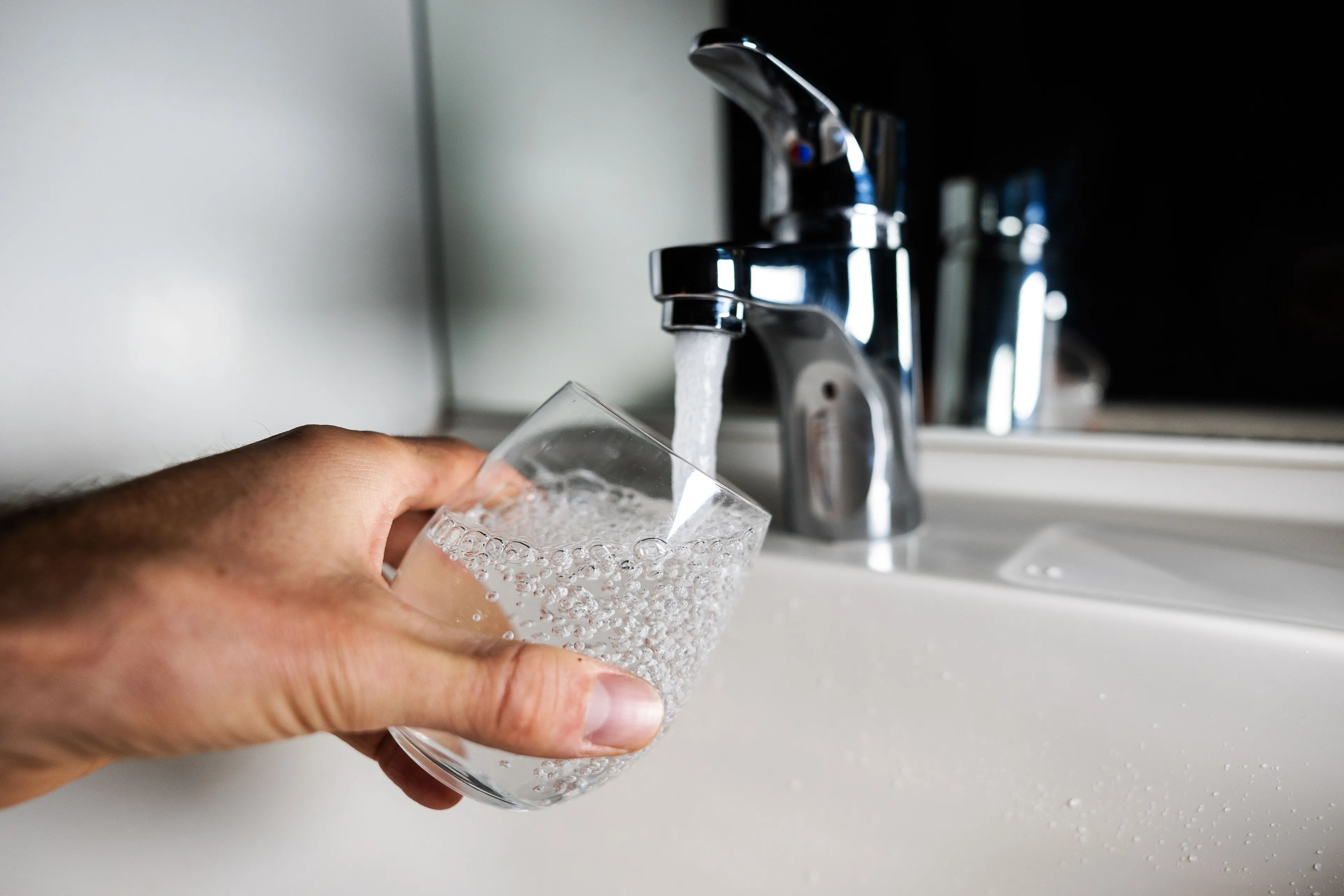 Pas op, poepbacterie! Hoe komt E. coli nou in ons drinkwater terecht?