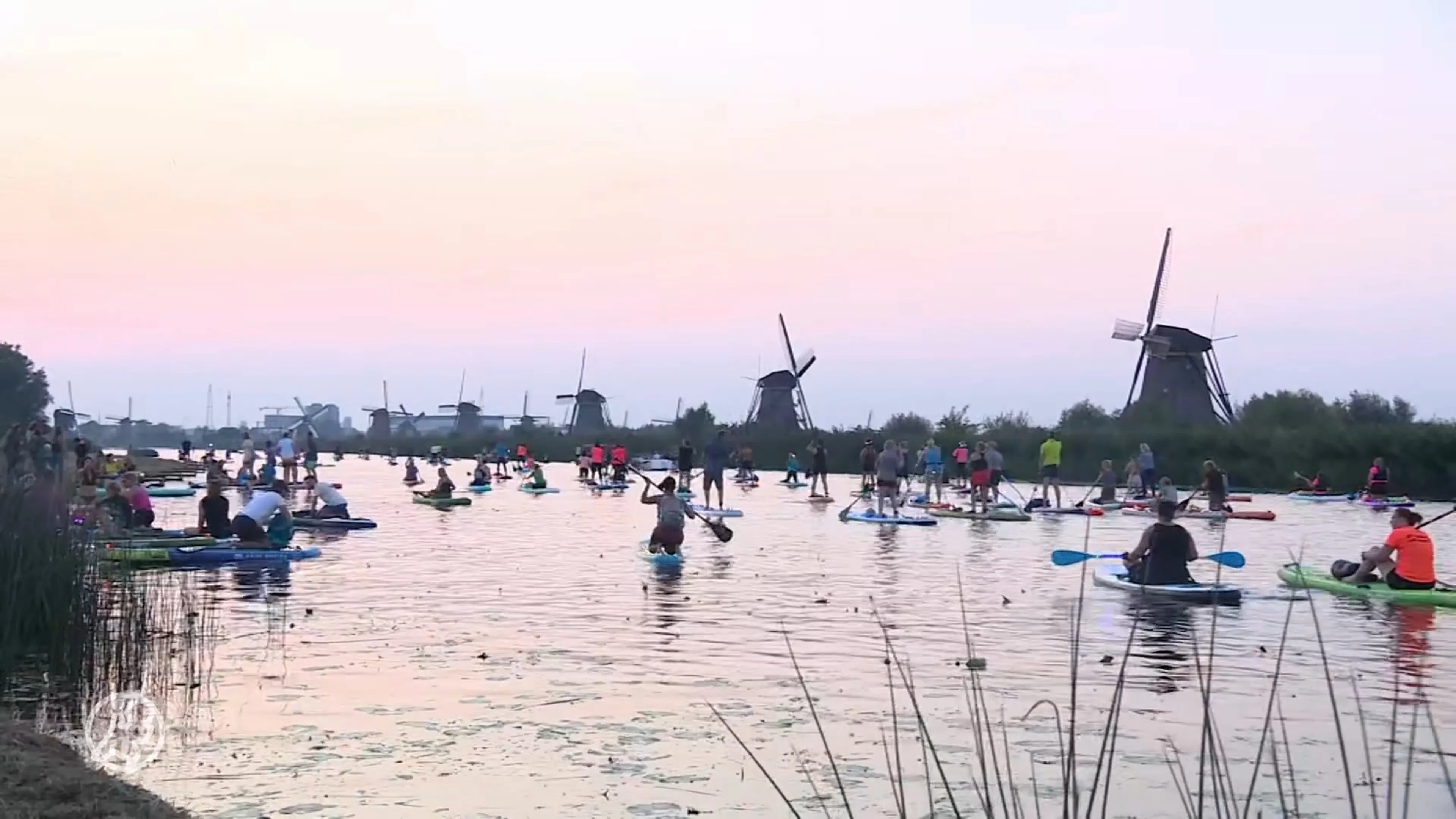 Honderden mensen suppen langs de molens in Kinderdijk