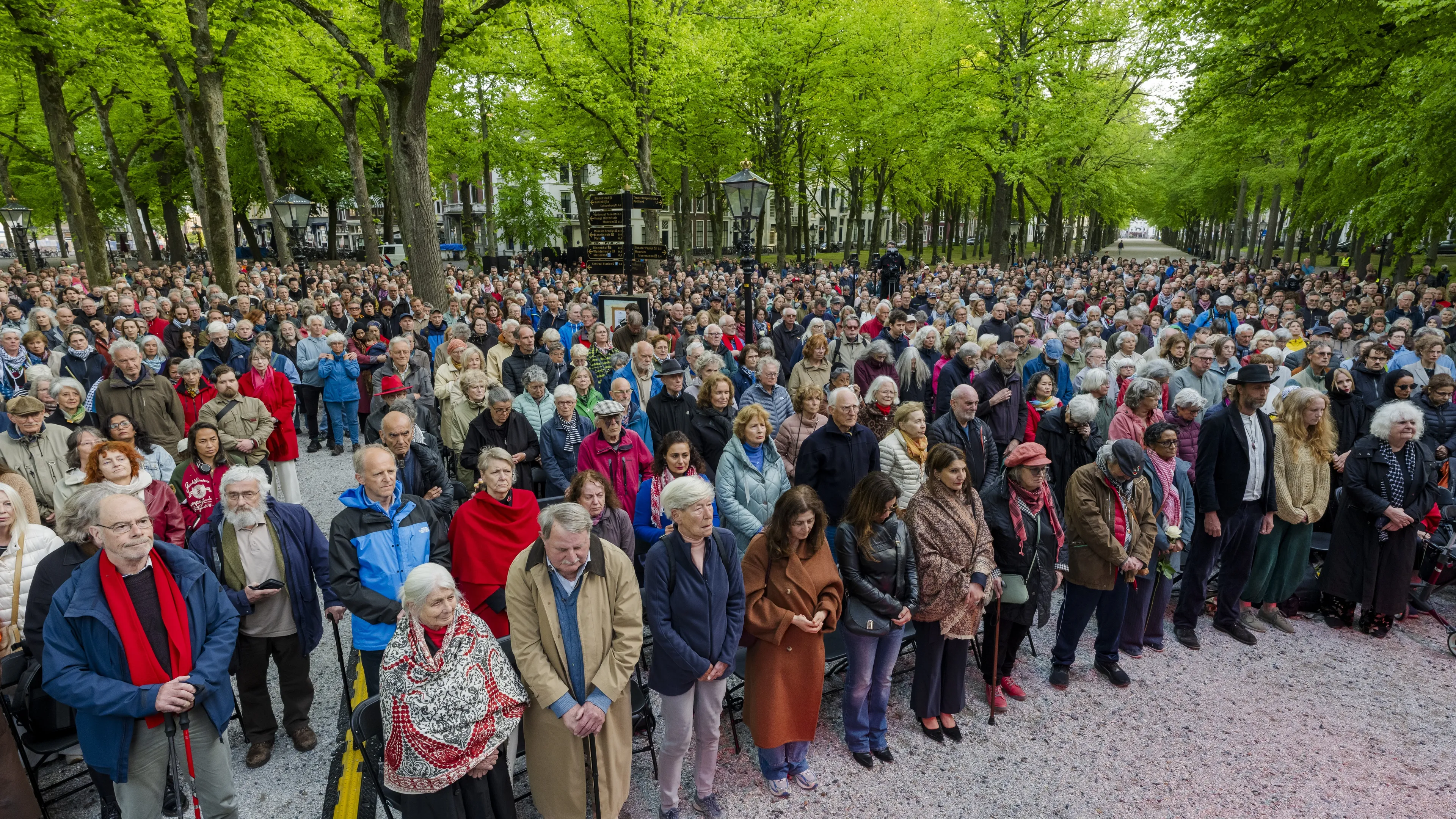 Honderden mensen bij alternatieve dodenherdenking in Den Haag