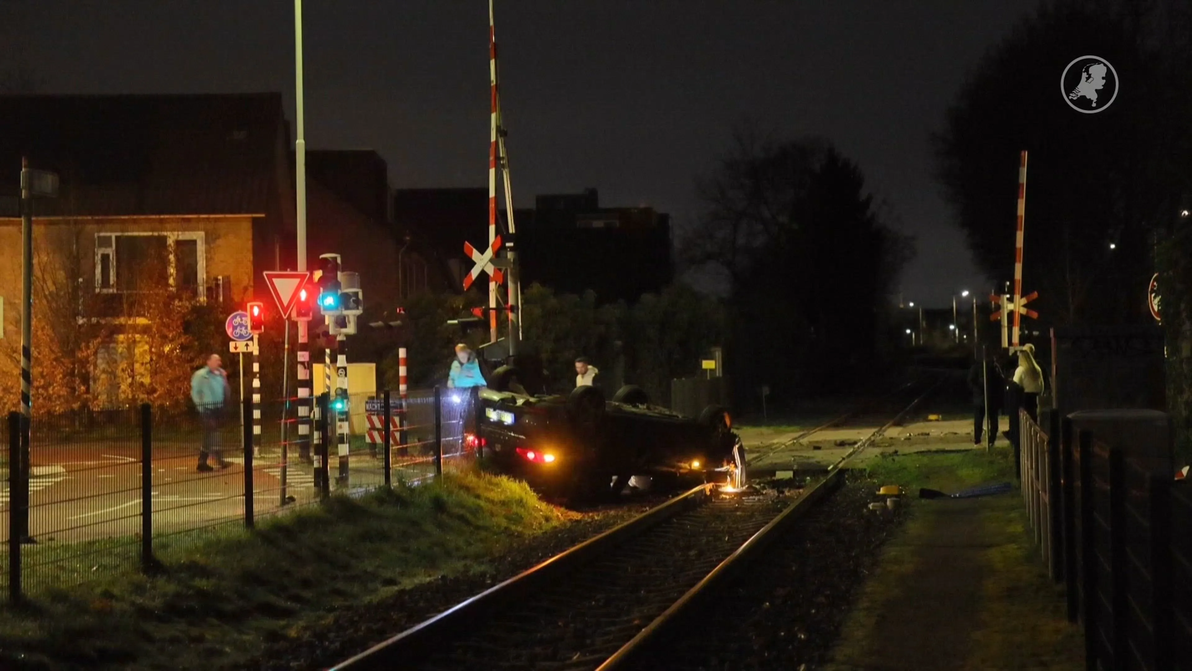 Auto belandt ondersteboven op spoorlijn, grootschalige zoekactie naar bestuurder in Amersfoort